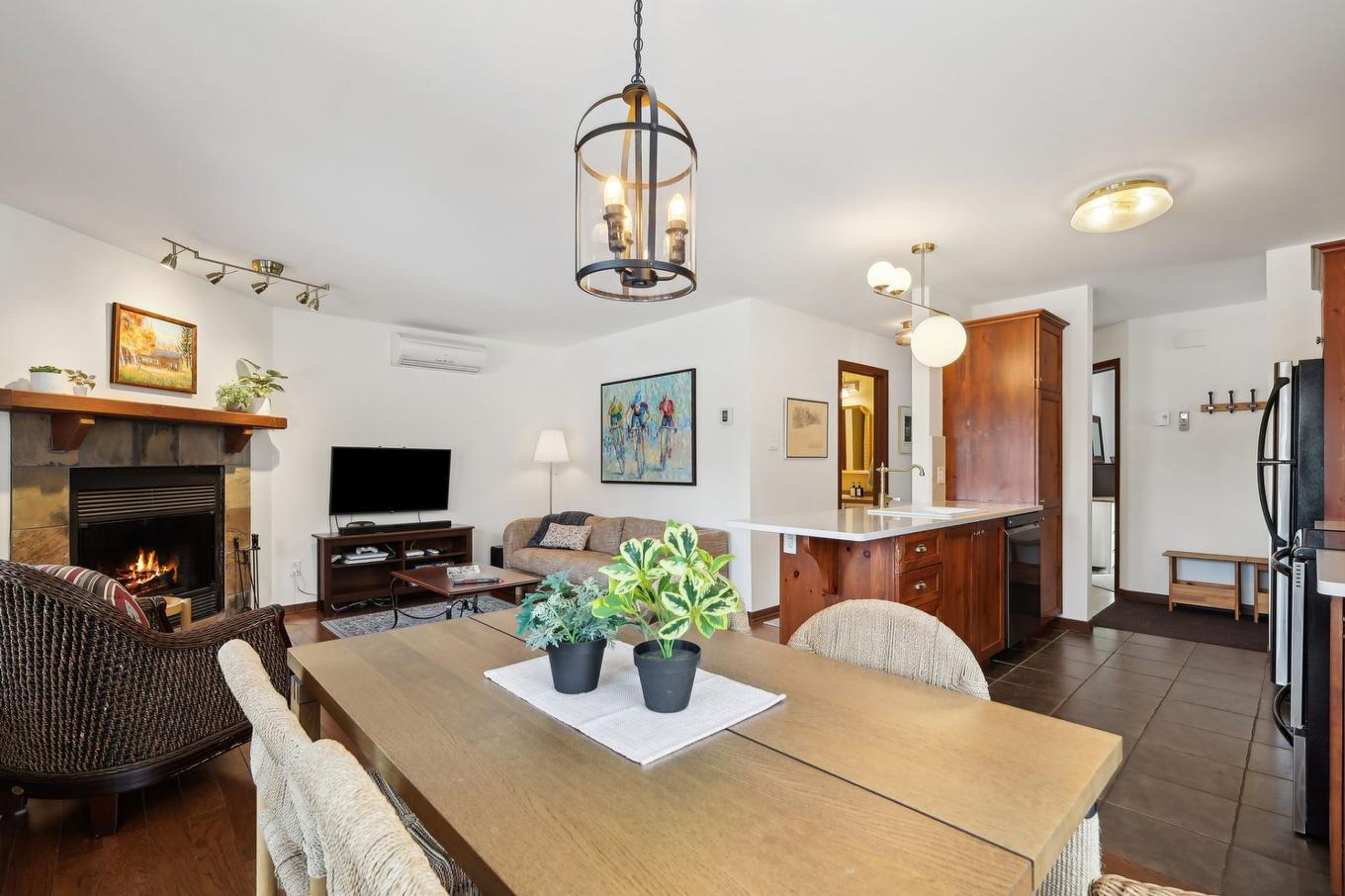 Dining room - 1822 Ch. Du Golf, Mont-Tremblant, QC - Indoor Photo Showing Dining Room With Fireplace