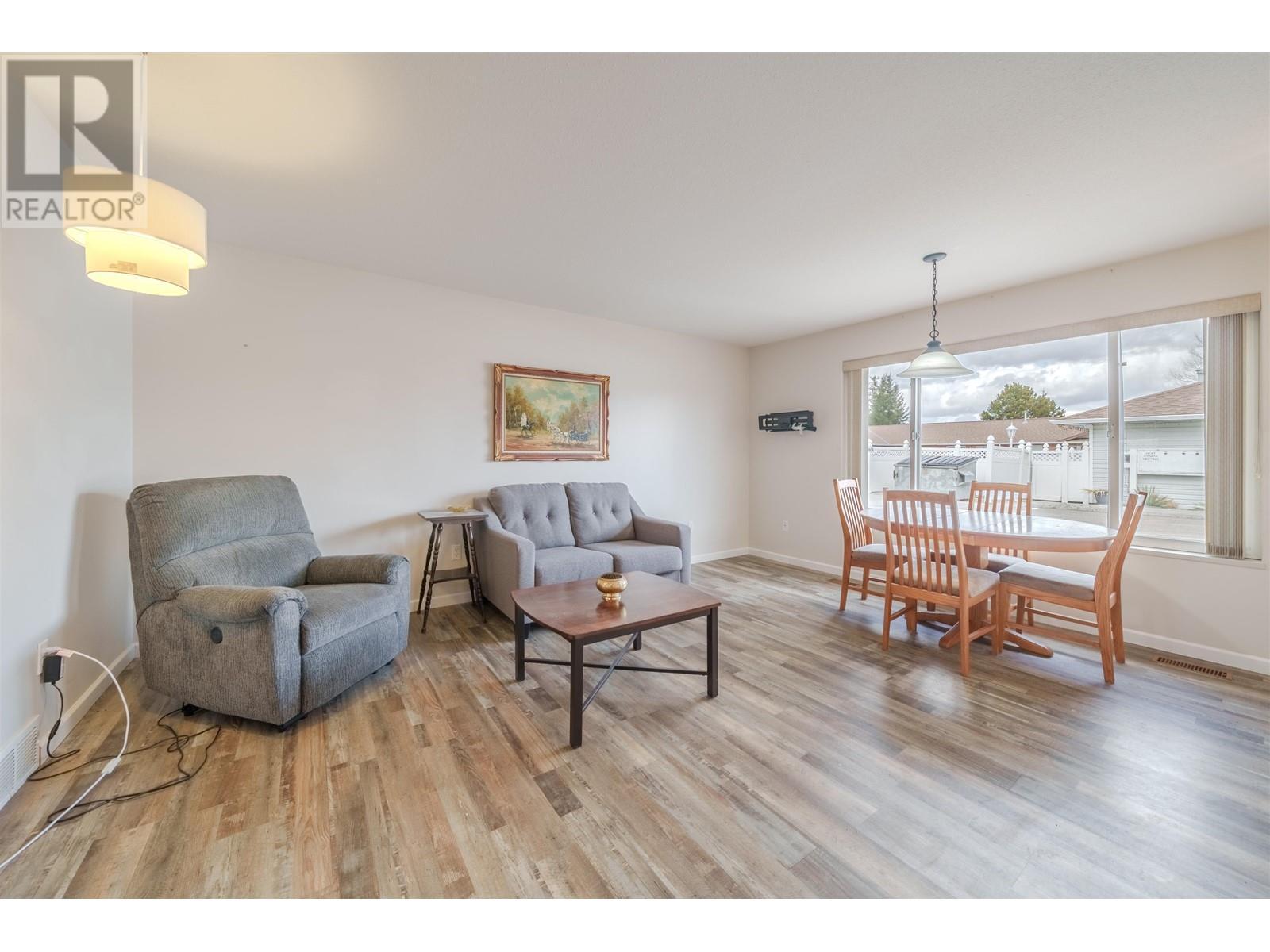 19 204 8Th Street, 100 Mile House, BC - Indoor Photo Showing Living Room