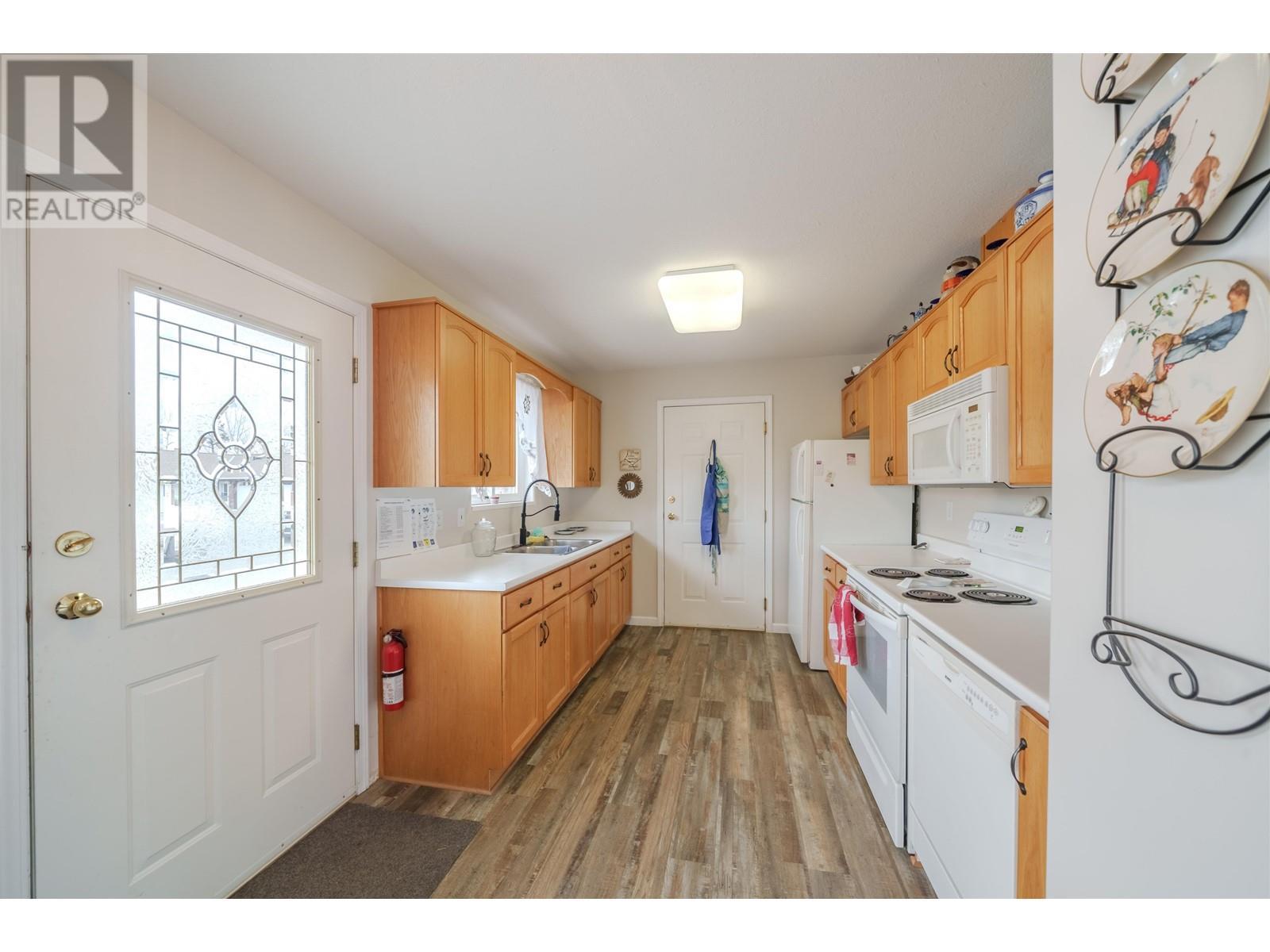 19 204 8Th Street, 100 Mile House, BC - Indoor Photo Showing Kitchen