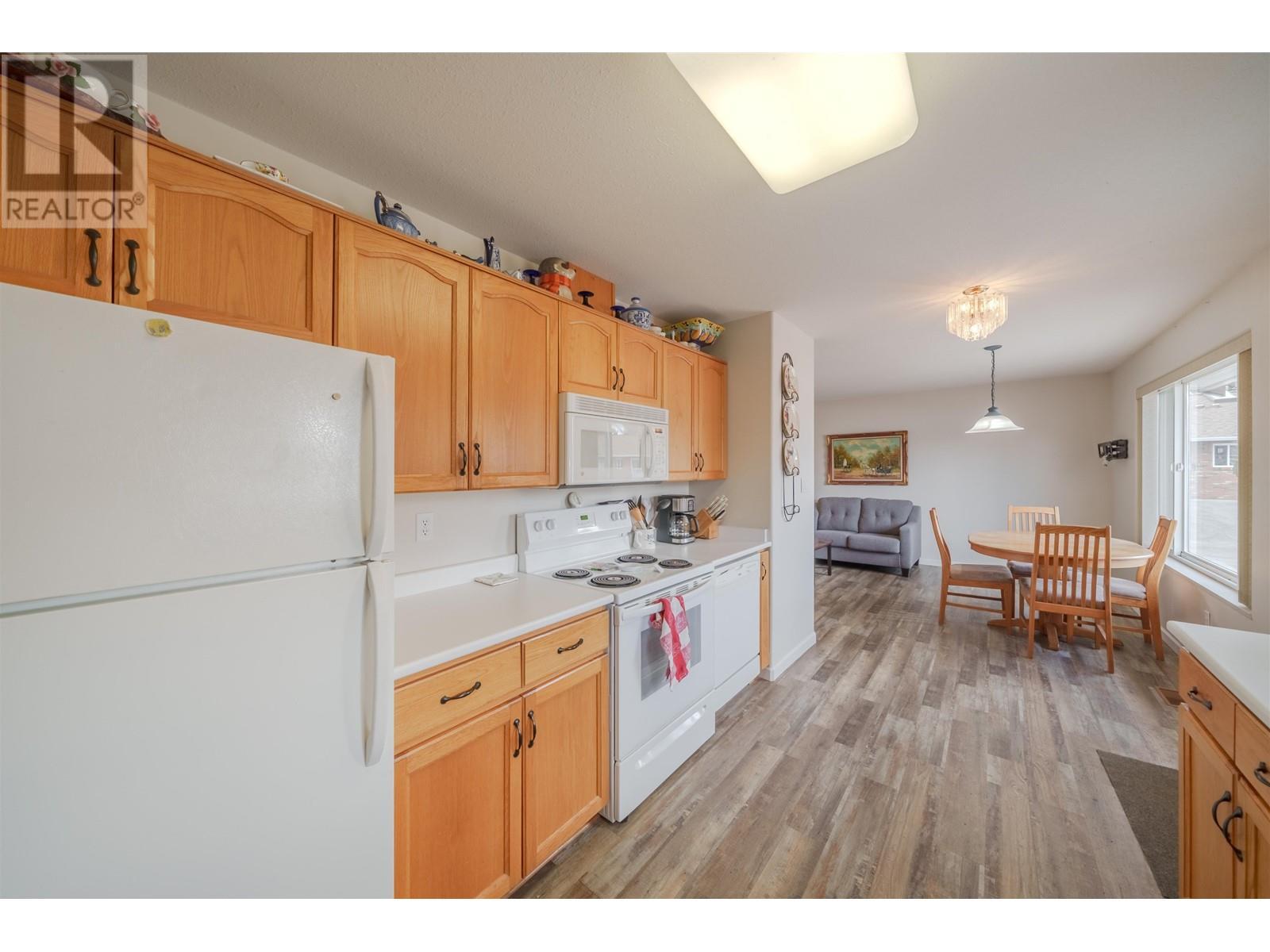 19 204 8Th Street, 100 Mile House, BC - Indoor Photo Showing Kitchen