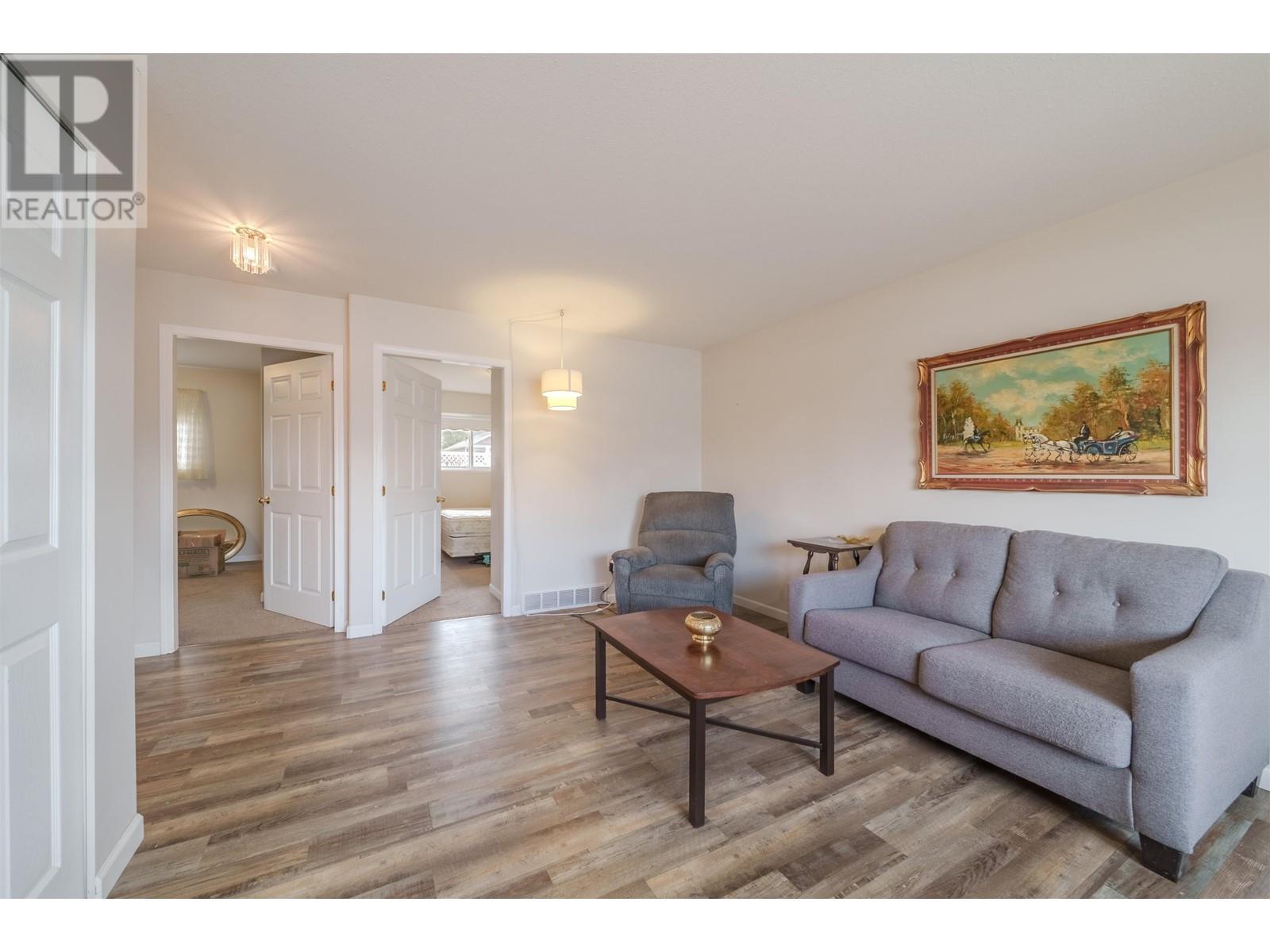 19 204 8Th Street, 100 Mile House, BC - Indoor Photo Showing Living Room