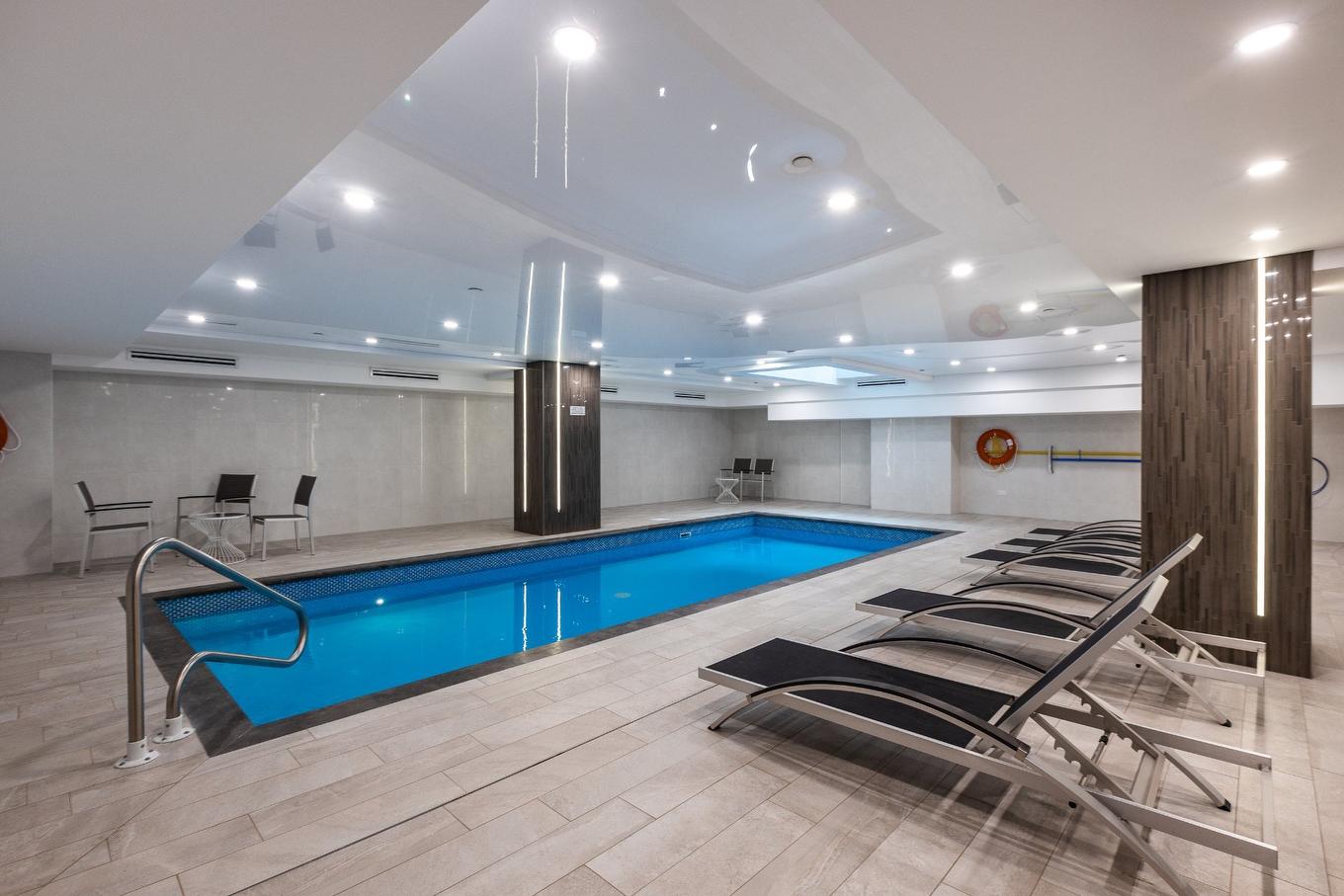 Piscine - 1904-1188 Av. Union, Montréal (Ville-Marie), QC - Indoor Photo Showing Other Room With In Ground Pool