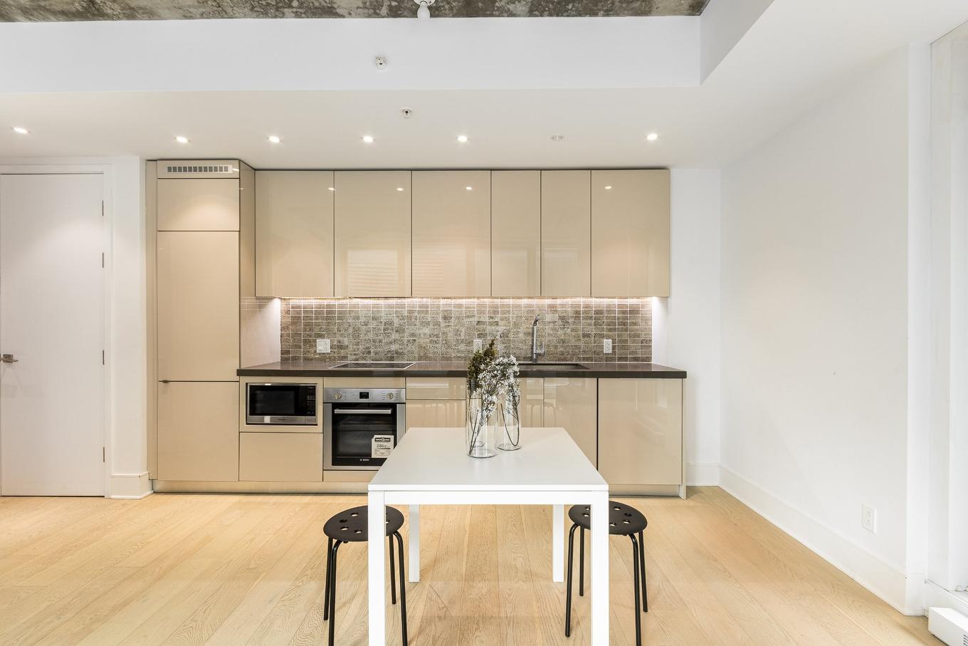 Coin-repas - 1904-1188 Av. Union, Montréal (Ville-Marie), QC - Indoor Photo Showing Kitchen With Upgraded Kitchen