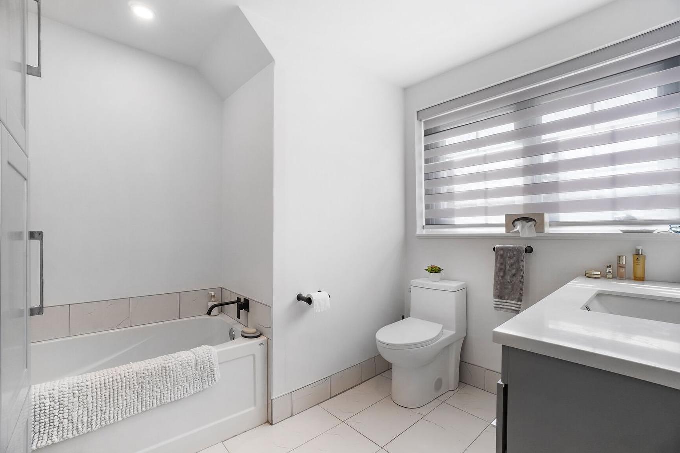 Salle à manger - 18 Rue Marie-Antoinette, Blainville, QC - Indoor Photo Showing Bathroom