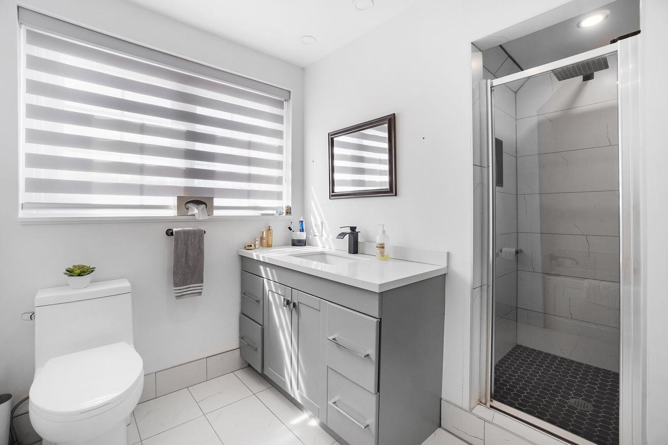 Salle à manger - 18 Rue Marie-Antoinette, Blainville, QC - Indoor Photo Showing Bathroom