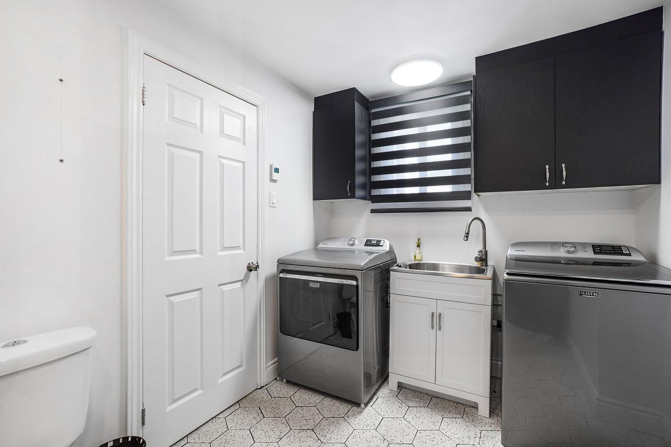 Salle d'eau - 18 Rue Marie-Antoinette, Blainville, QC - Indoor Photo Showing Laundry Room