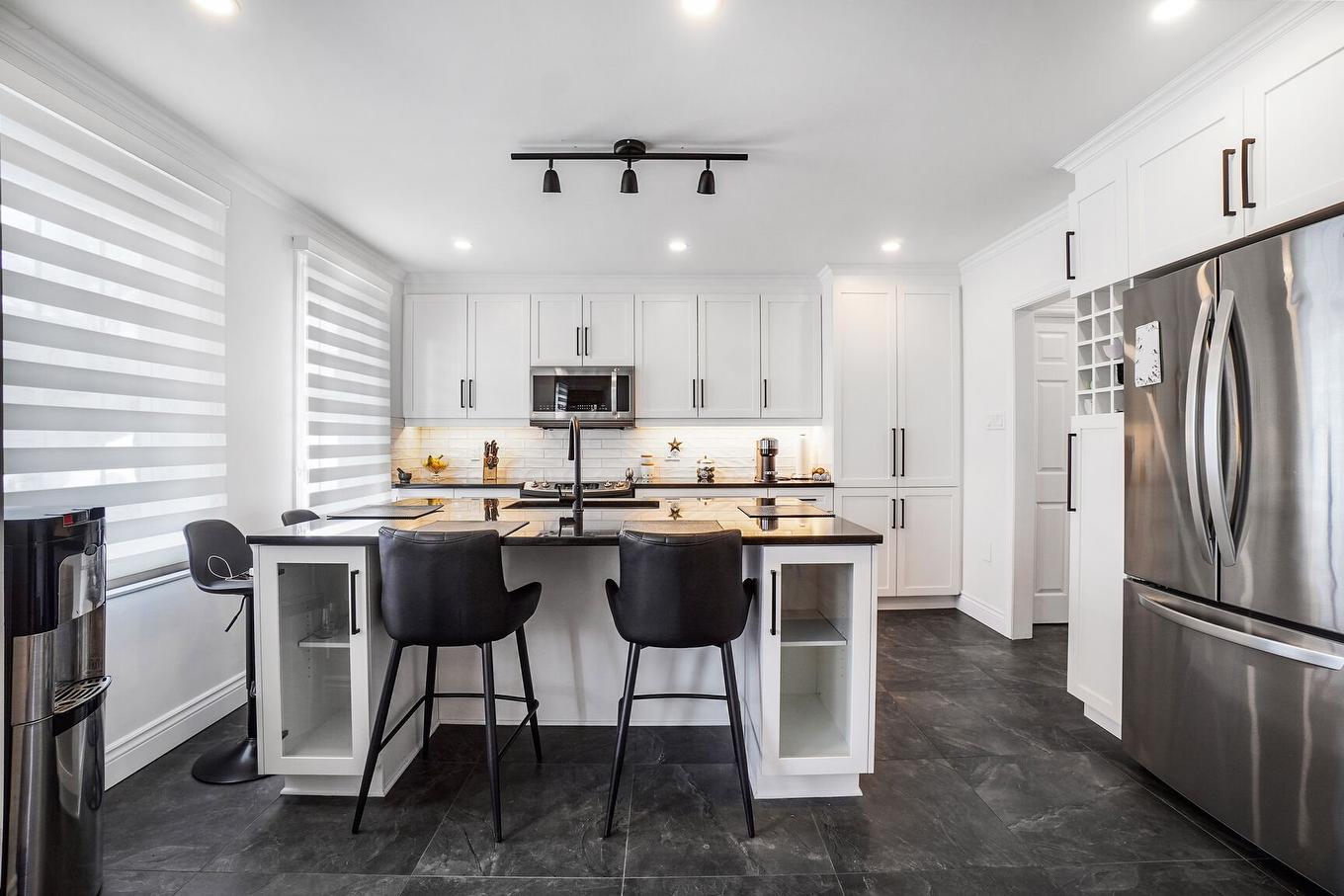 Cuisine - 18 Rue Marie-Antoinette, Blainville, QC - Indoor Photo Showing Kitchen With Upgraded Kitchen
