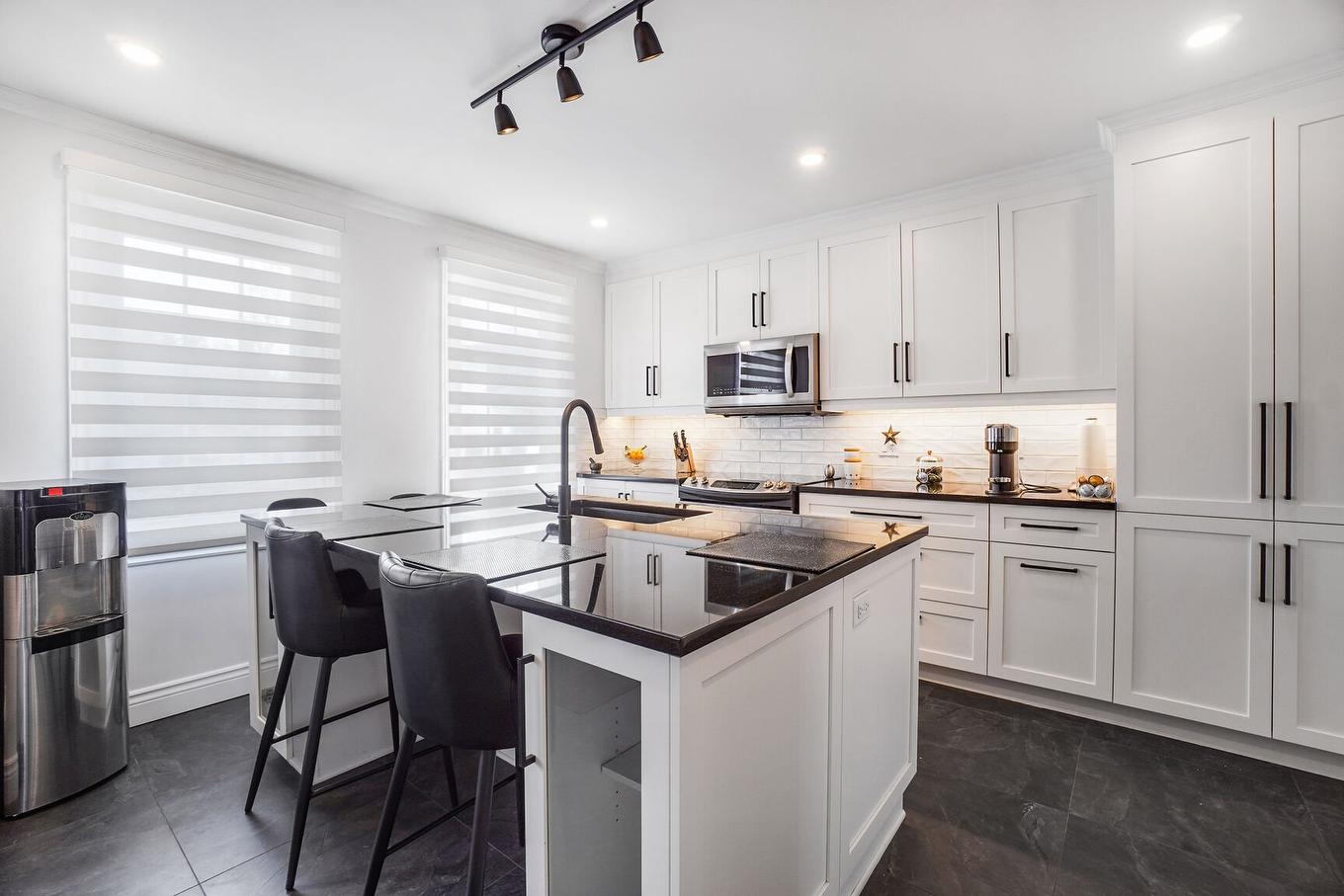 Cuisine - 18 Rue Marie-Antoinette, Blainville, QC - Indoor Photo Showing Kitchen With Upgraded Kitchen