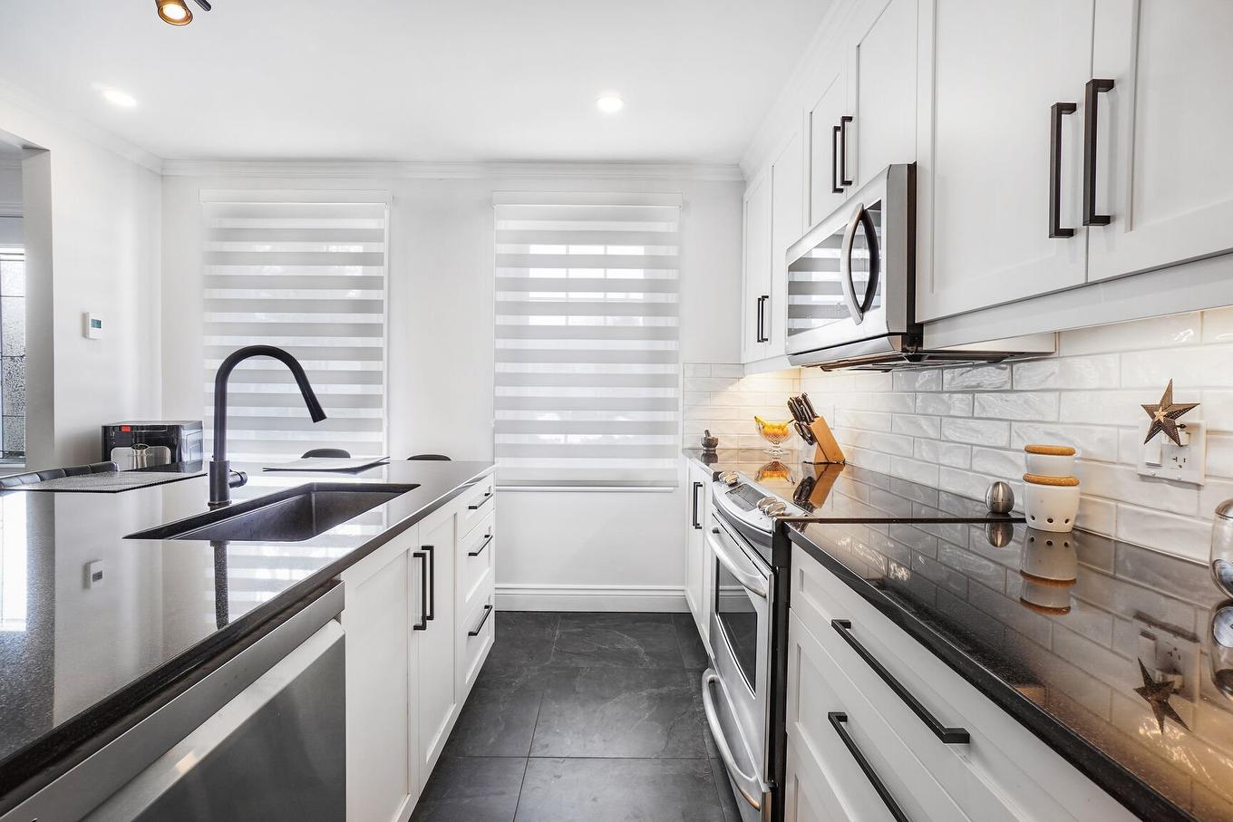 Cuisine - 18 Rue Marie-Antoinette, Blainville, QC - Indoor Photo Showing Kitchen With Upgraded Kitchen