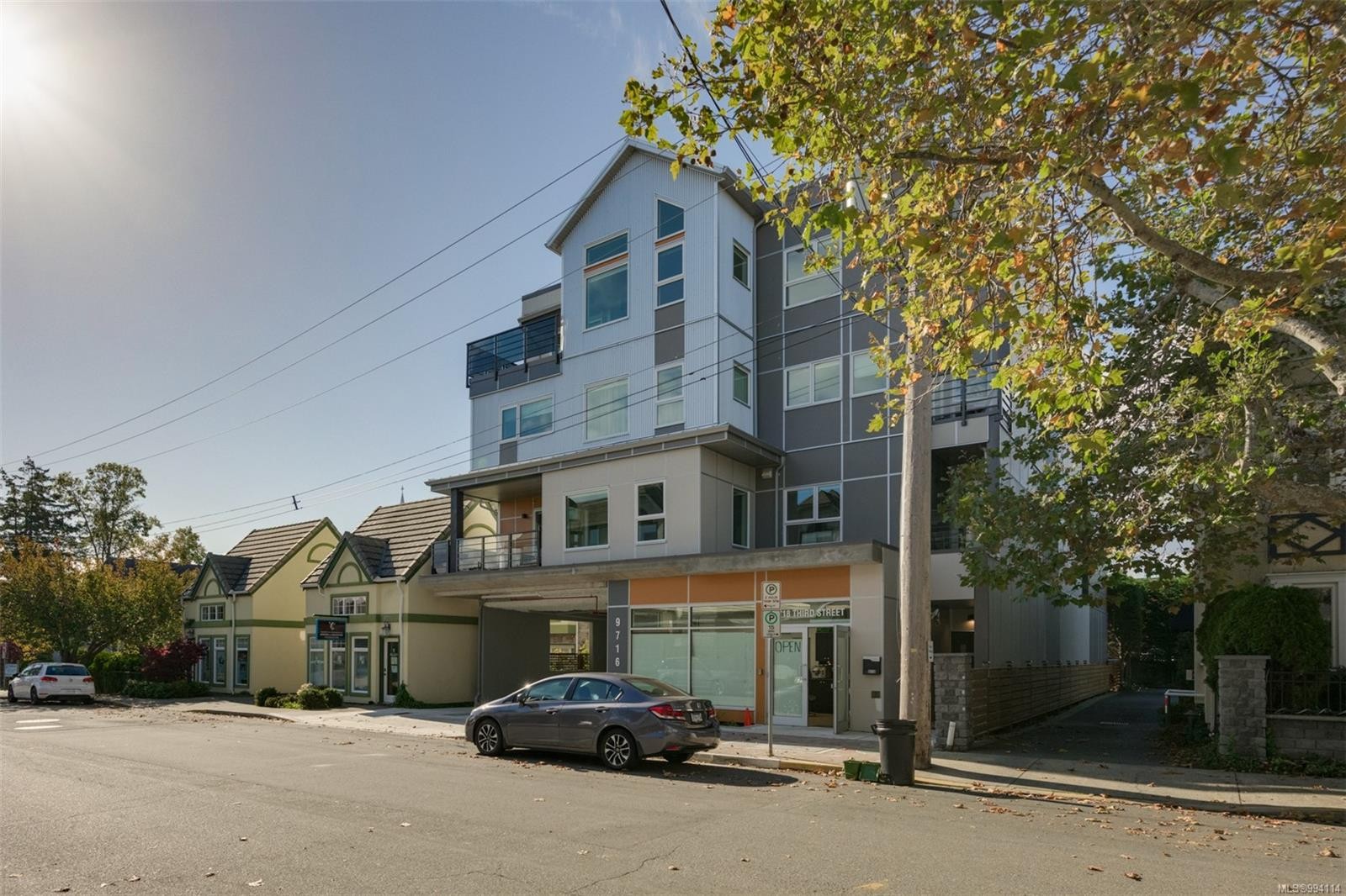 401-9716 Third St, Sidney, BC - Outdoor With Facade