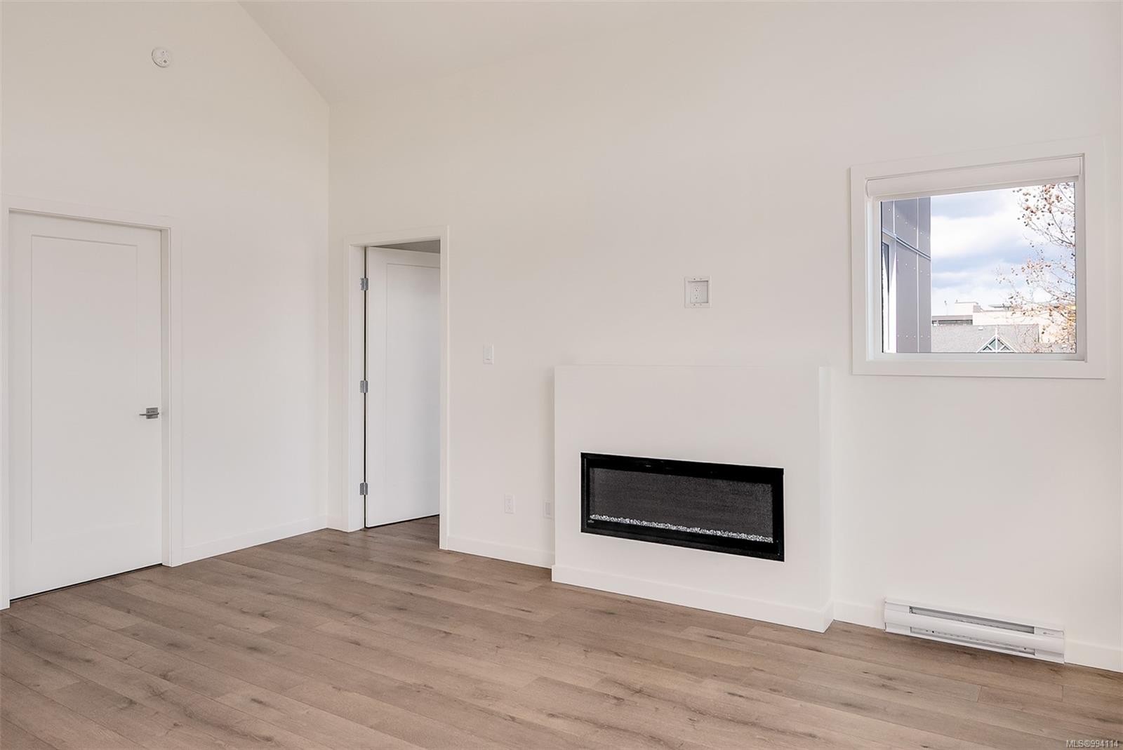 401-9716 Third St, Sidney, BC - Indoor With Fireplace