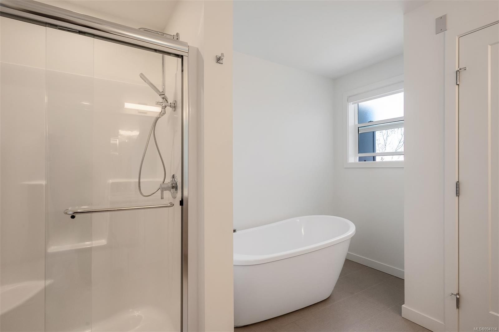 401-9716 Third St, Sidney, BC - Indoor Photo Showing Bathroom