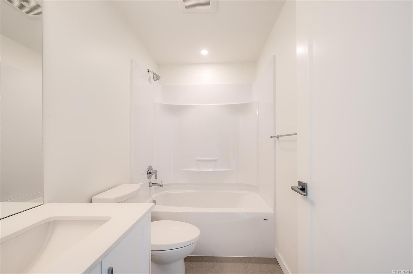 401-9716 Third St, Sidney, BC - Indoor Photo Showing Bathroom