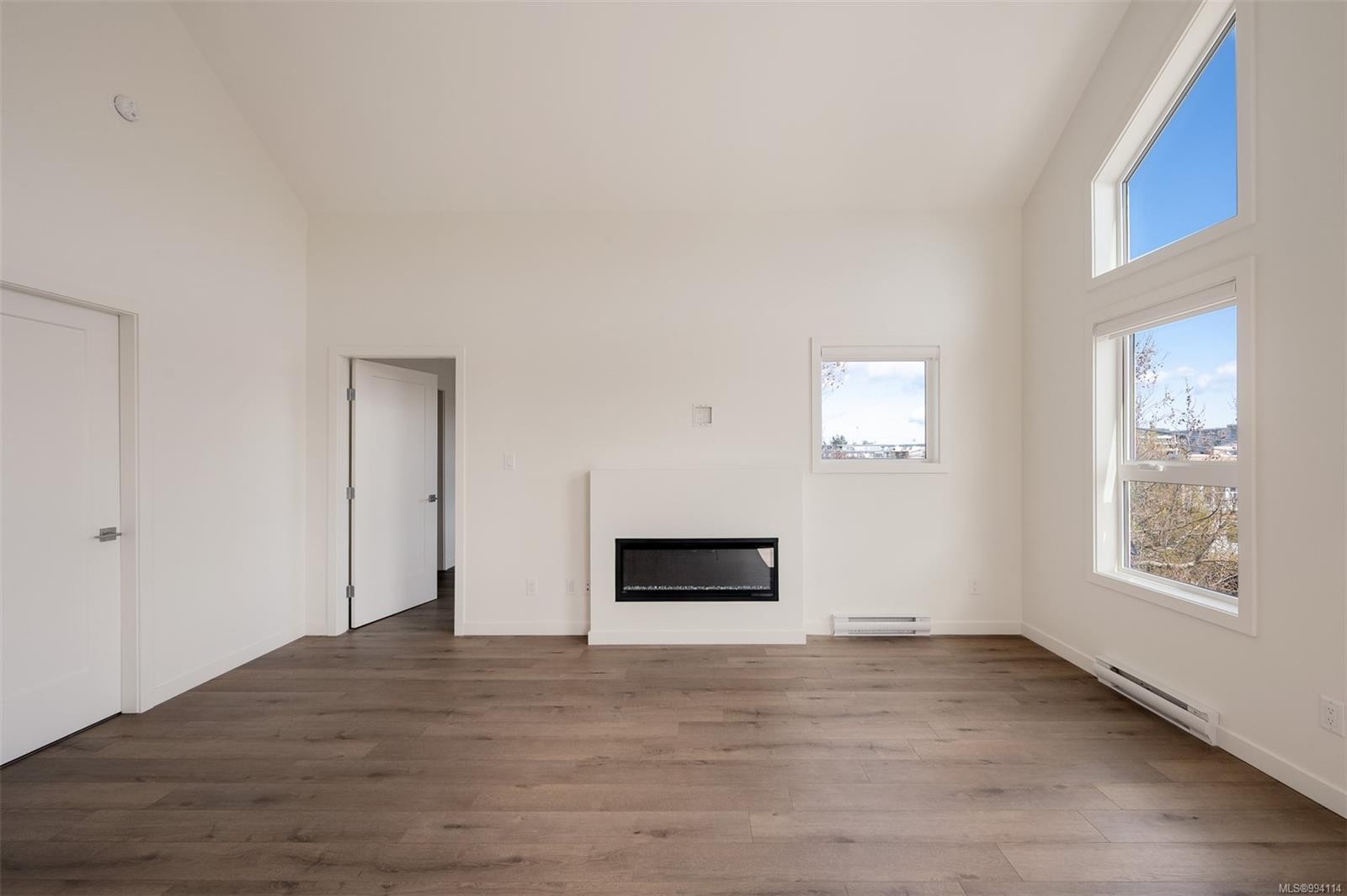 401-9716 Third St, Sidney, BC - Indoor Photo Showing Other Room