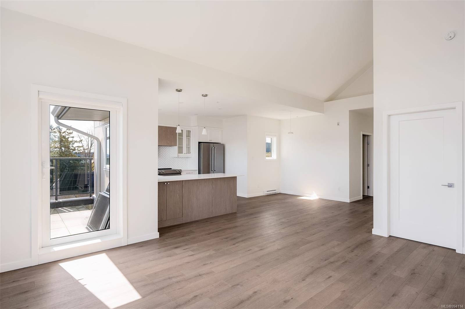 401-9716 Third St, Sidney, BC - Indoor Photo Showing Kitchen