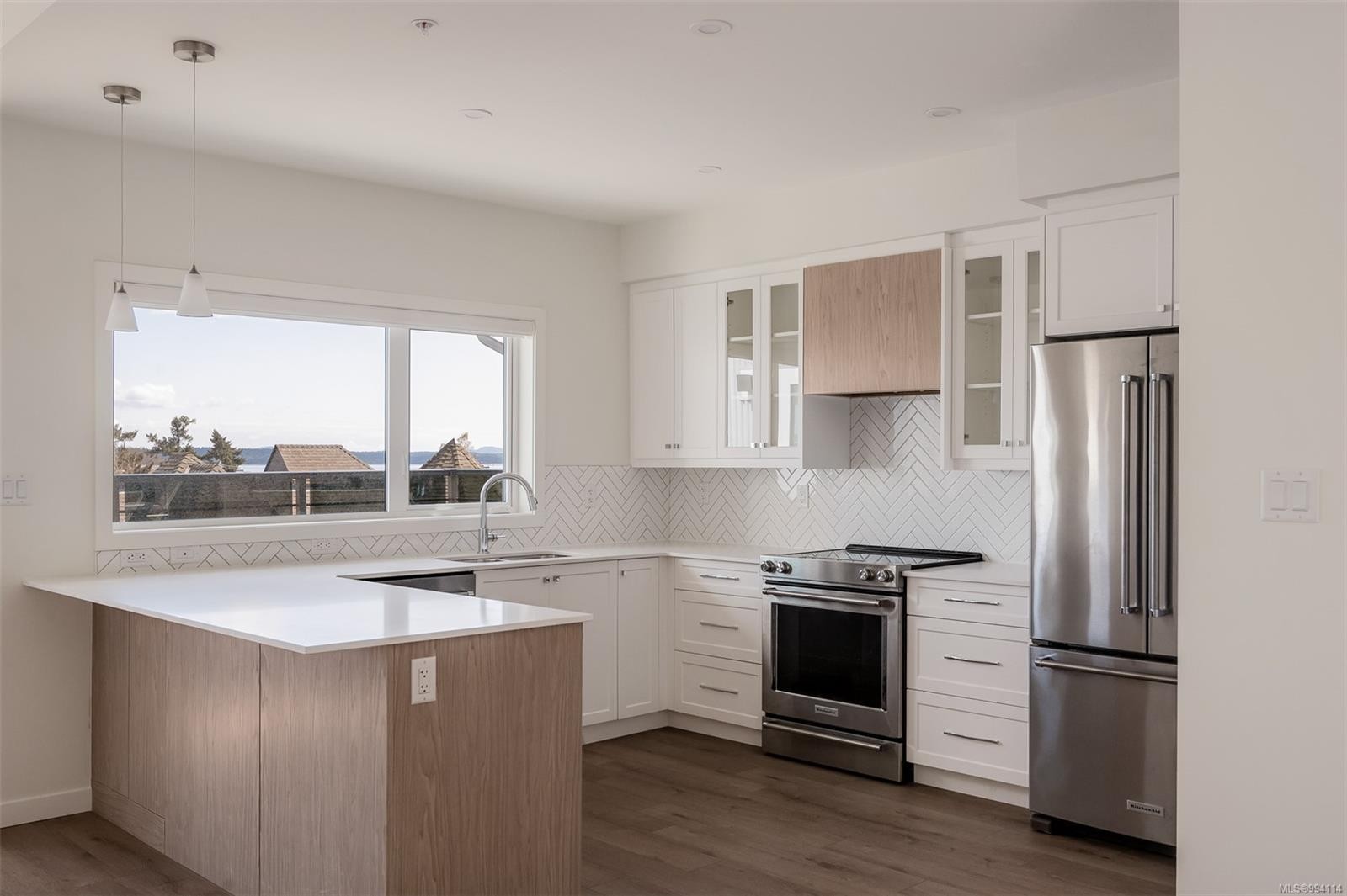 401-9716 Third St, Sidney, BC - Indoor Photo Showing Kitchen With Stainless Steel Kitchen With Upgraded Kitchen