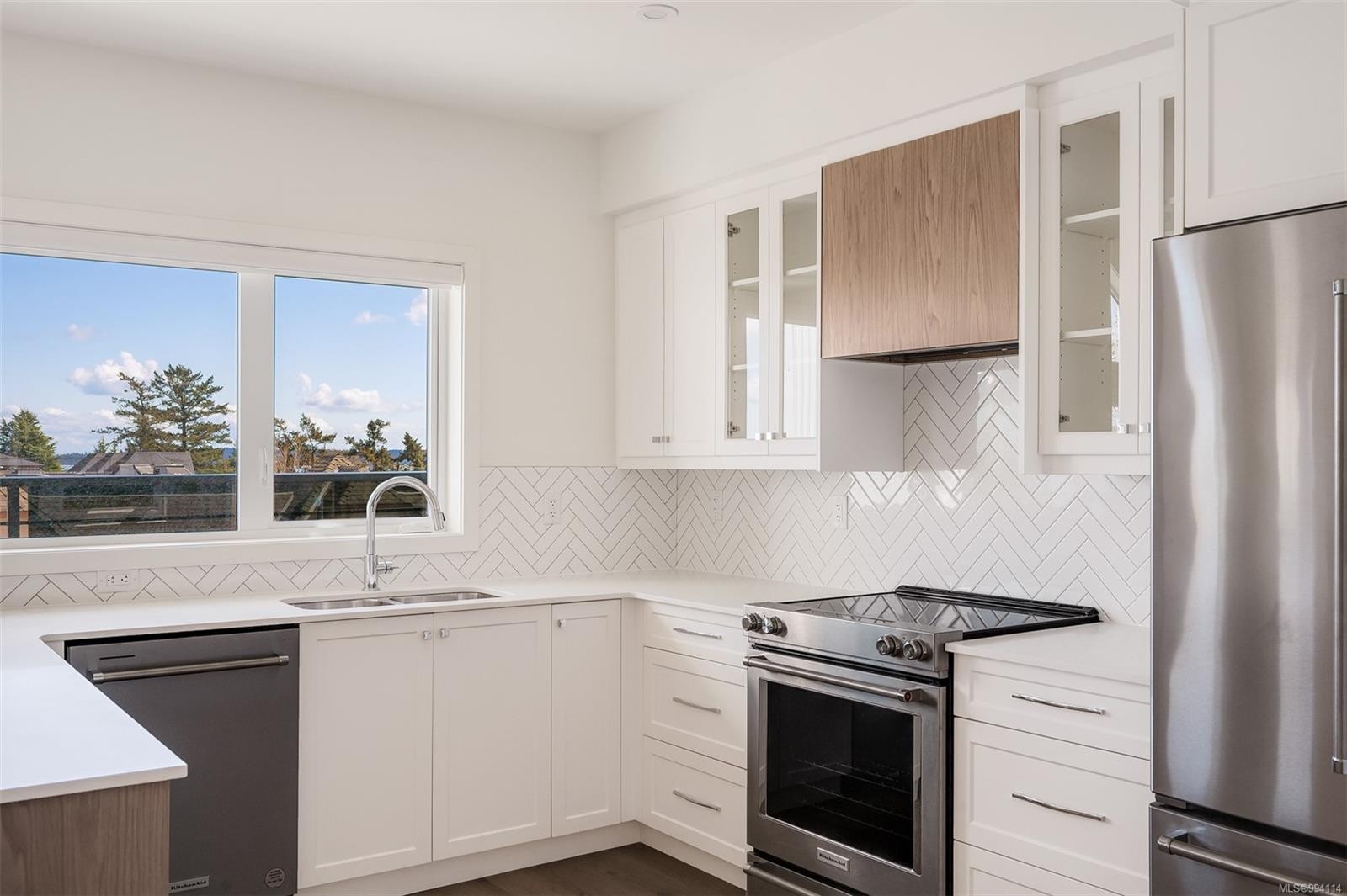 401-9716 Third St, Sidney, BC - Indoor Photo Showing Kitchen With Stainless Steel Kitchen With Double Sink With Upgraded Kitchen