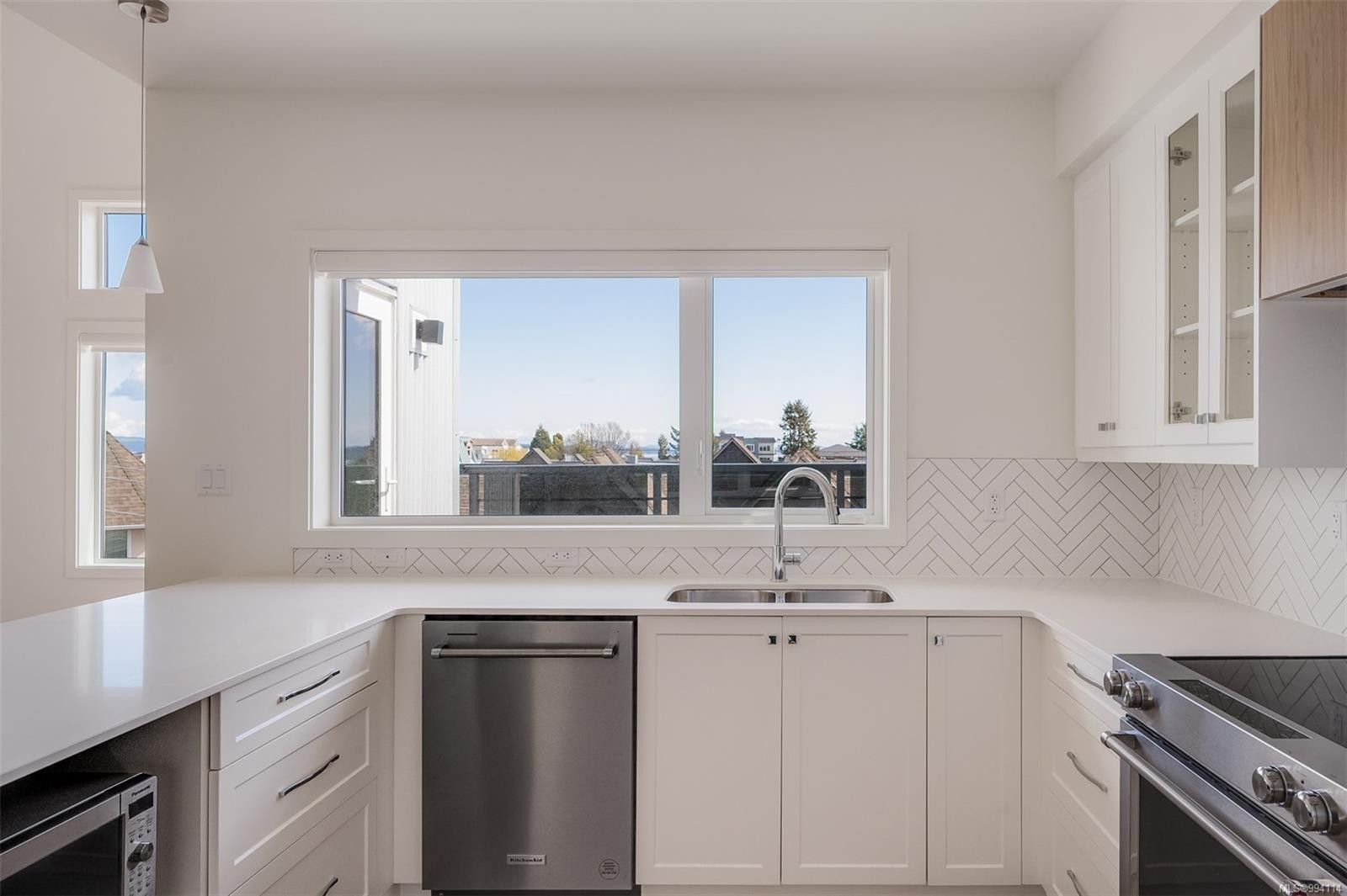 401-9716 Third St, Sidney, BC - Indoor Photo Showing Kitchen With Stainless Steel Kitchen With Double Sink