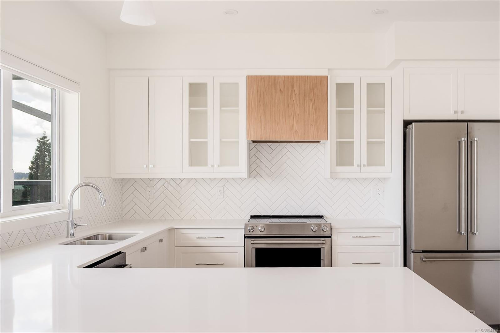 401-9716 Third St, Sidney, BC - Indoor Photo Showing Kitchen With Stainless Steel Kitchen With Double Sink With Upgraded Kitchen