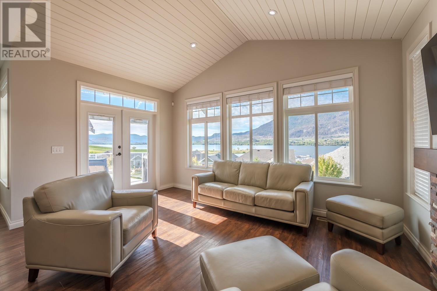 2450 Radio Tower Road Unit# 206, Oliver, BC - Indoor Photo Showing Living Room