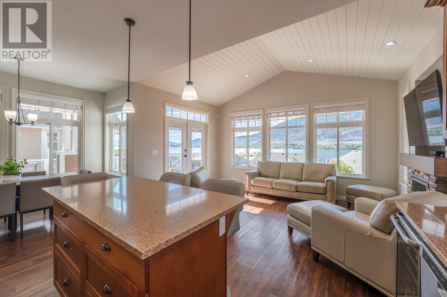 2450 Radio Tower Road Unit# 206, Oliver, BC - Indoor Photo Showing Living Room