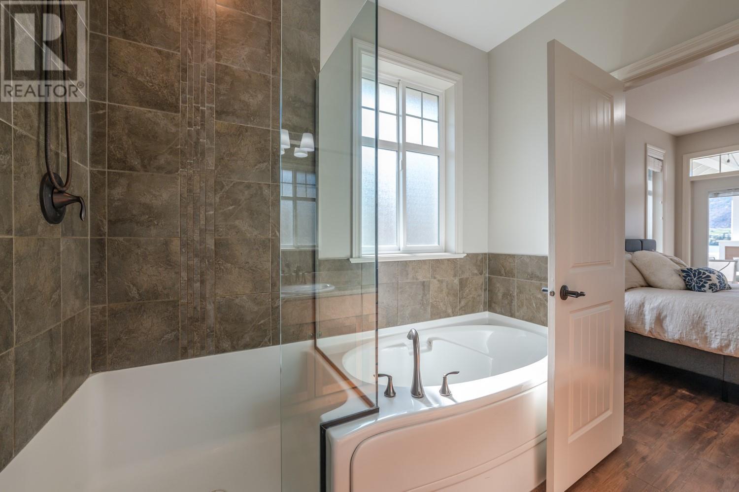 2450 Radio Tower Road Unit# 206, Oliver, BC - Indoor Photo Showing Bathroom