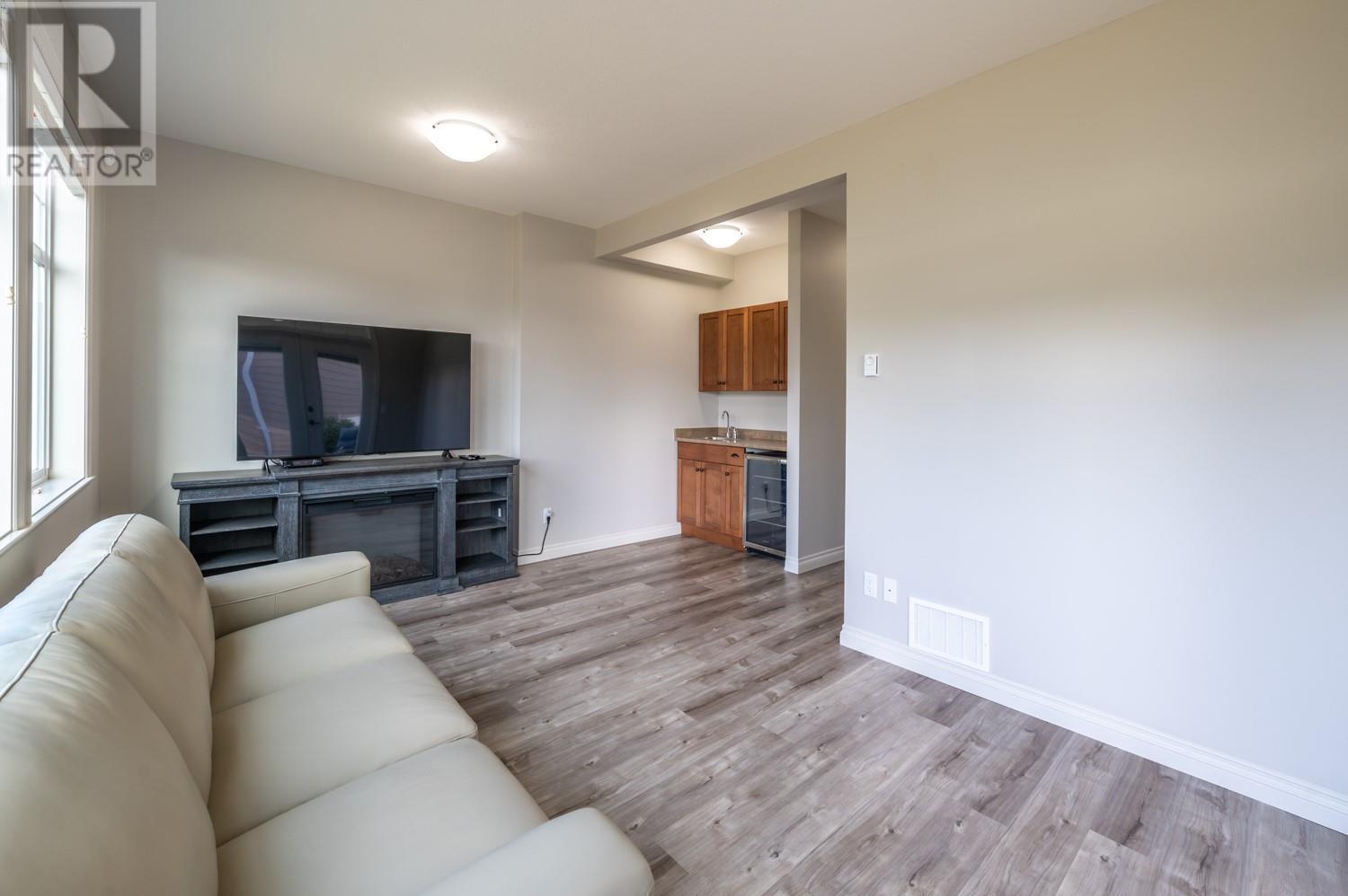 2450 Radio Tower Road Unit# 206, Oliver, BC - Indoor Photo Showing Living Room