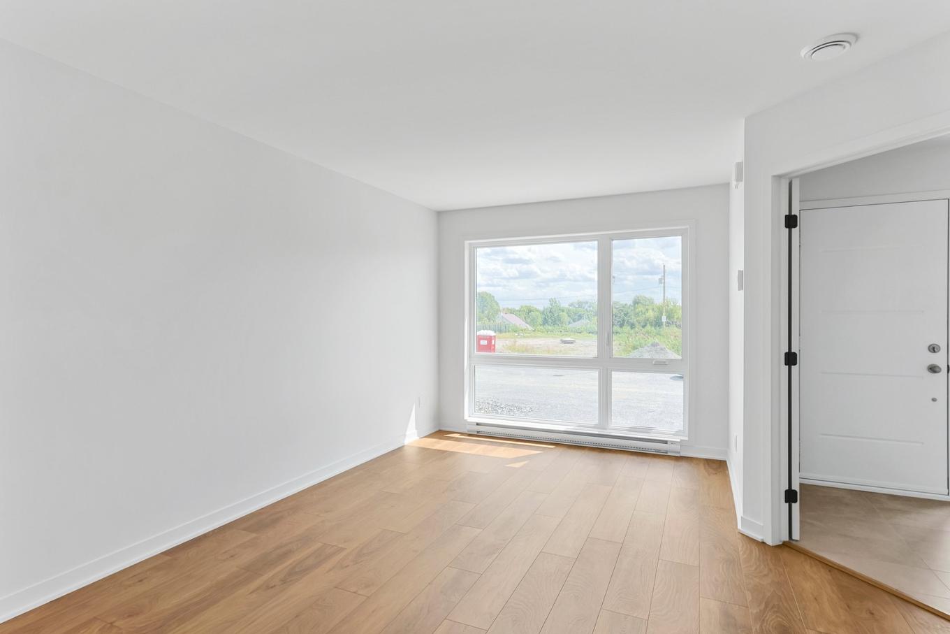 Salon - 126 Rue Du Quai, Saint-Louis-De-Gonzague, QC