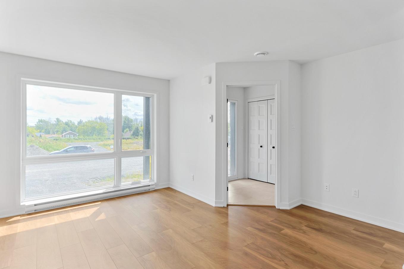 Salon - 126 Rue Du Quai, Saint-Louis-De-Gonzague, QC