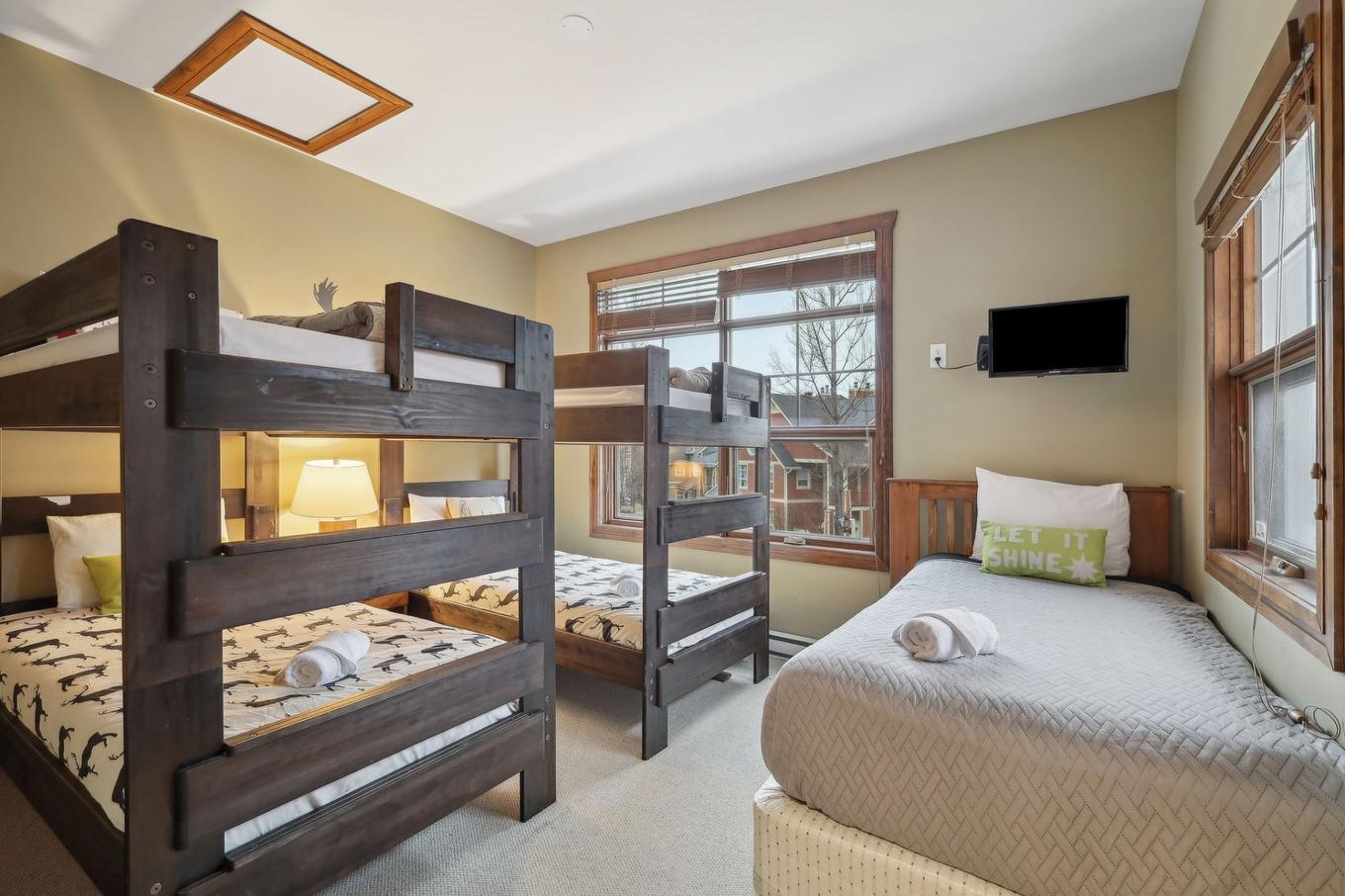 Bedroom - 3-223 Ch. Des Quatre-Sommets, Mont-Tremblant, QC - Indoor Photo Showing Bedroom