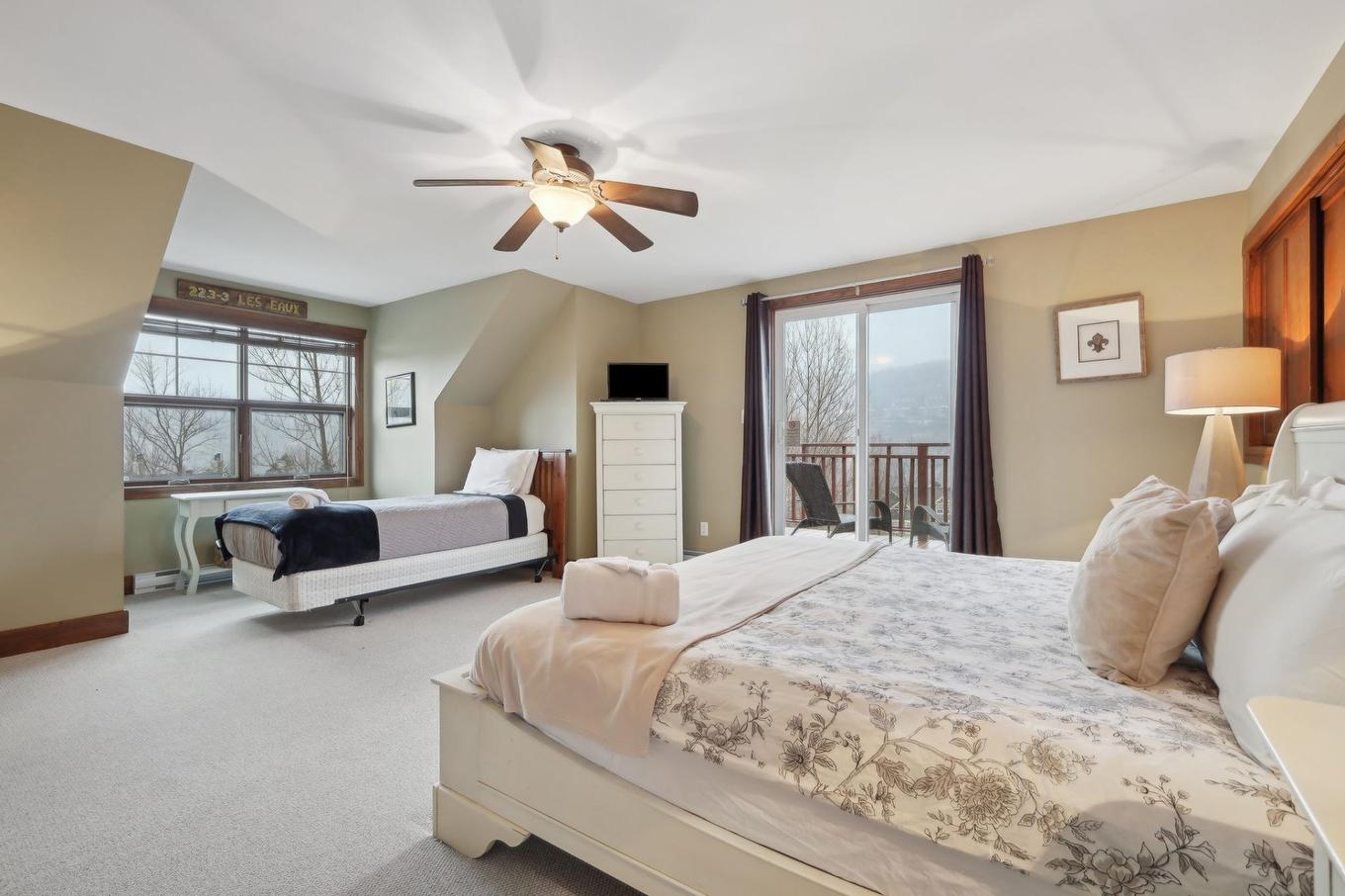Master bedroom - 3-223 Ch. Des Quatre-Sommets, Mont-Tremblant, QC - Indoor Photo Showing Bedroom