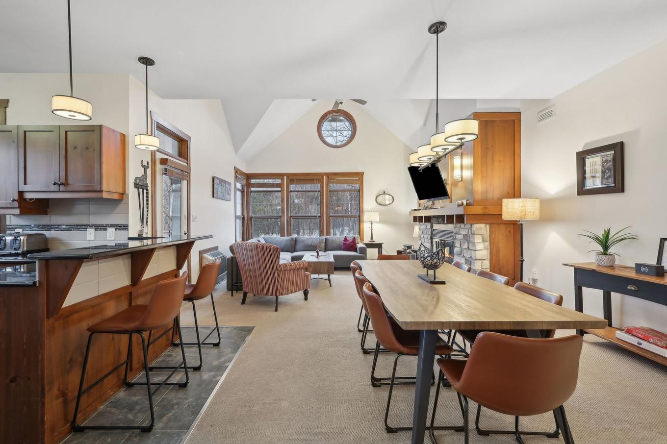 Dining room - 3-223 Ch. Des Quatre-Sommets, Mont-Tremblant, QC - Indoor Photo Showing Dining Room With Fireplace