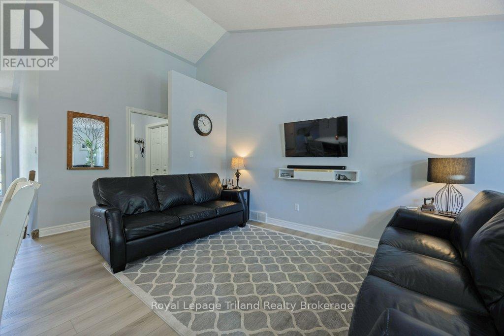 12 Graydon Drive, South-West Oxford (Mount Elgin), ON - Indoor Photo Showing Living Room