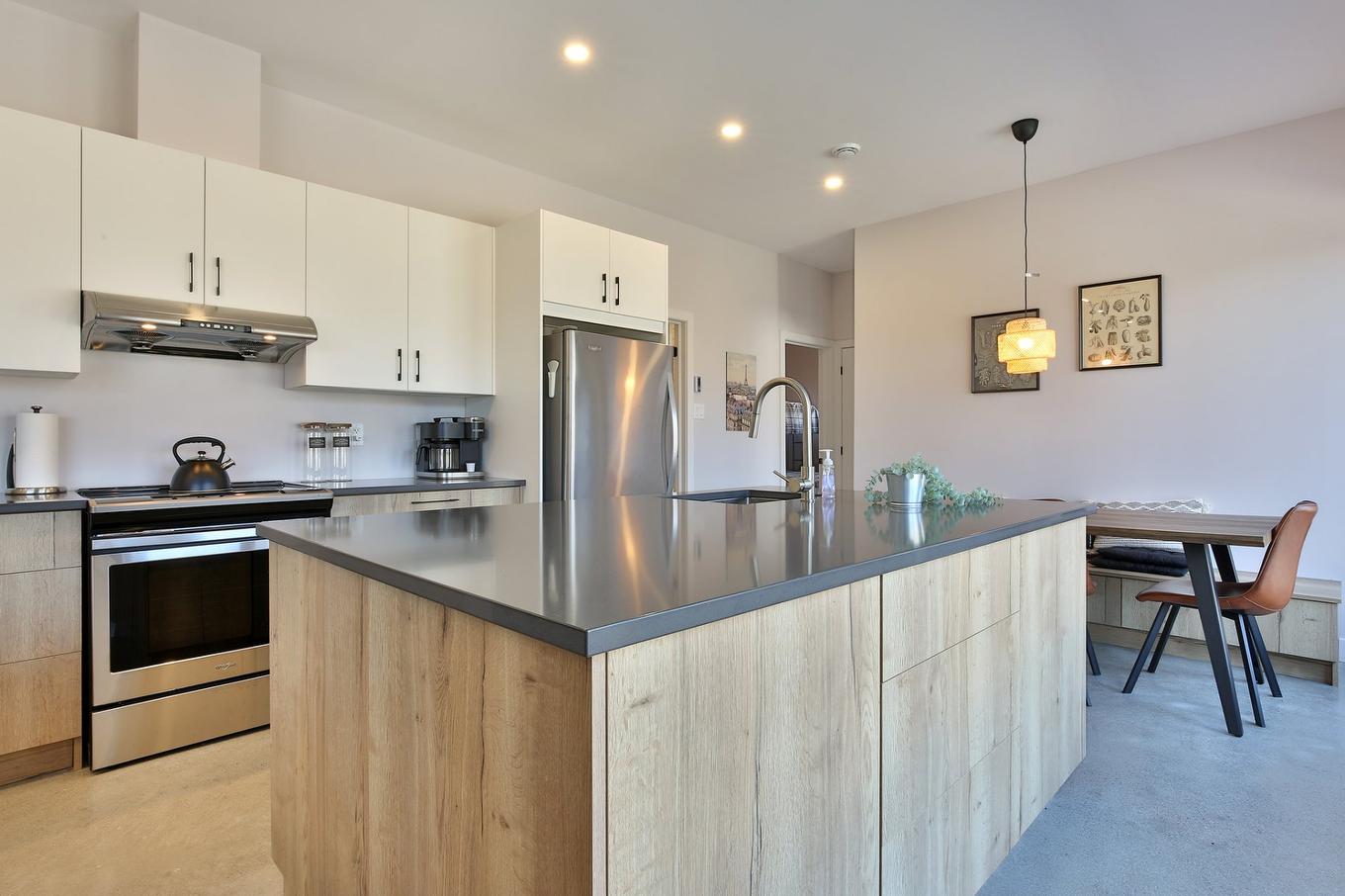 Cuisine - 205 Rue Des Deux-Montagnes, Bromont, QC - Indoor Photo Showing Kitchen