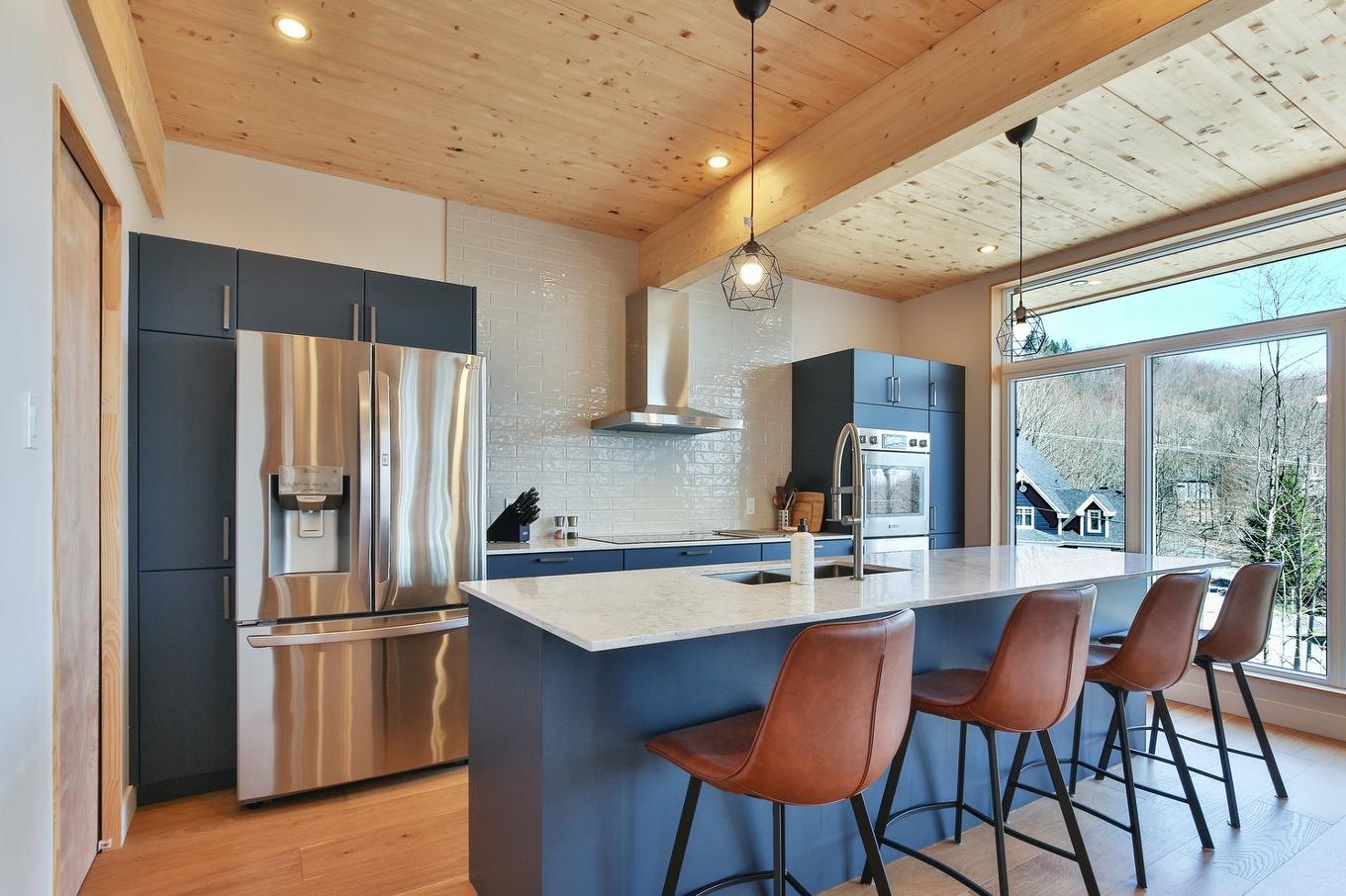 Cuisine - 205 Rue Des Deux-Montagnes, Bromont, QC - Indoor Photo Showing Kitchen With Upgraded Kitchen