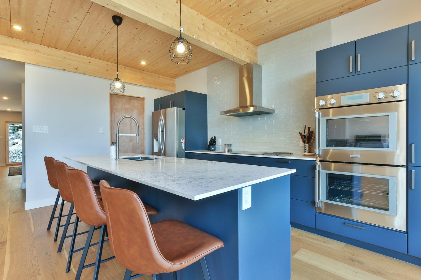 Cuisine - 205 Rue Des Deux-Montagnes, Bromont, QC - Indoor Photo Showing Kitchen With Upgraded Kitchen