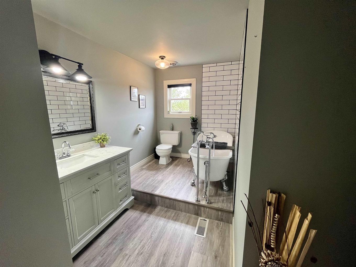 11659 Highway 16, Boylston, NS