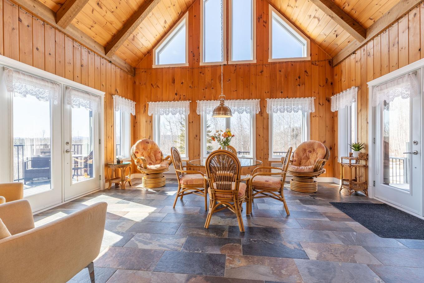 Véranda - 521 Rue Vic, Saint-Michel-Des-Saints, QC - Indoor