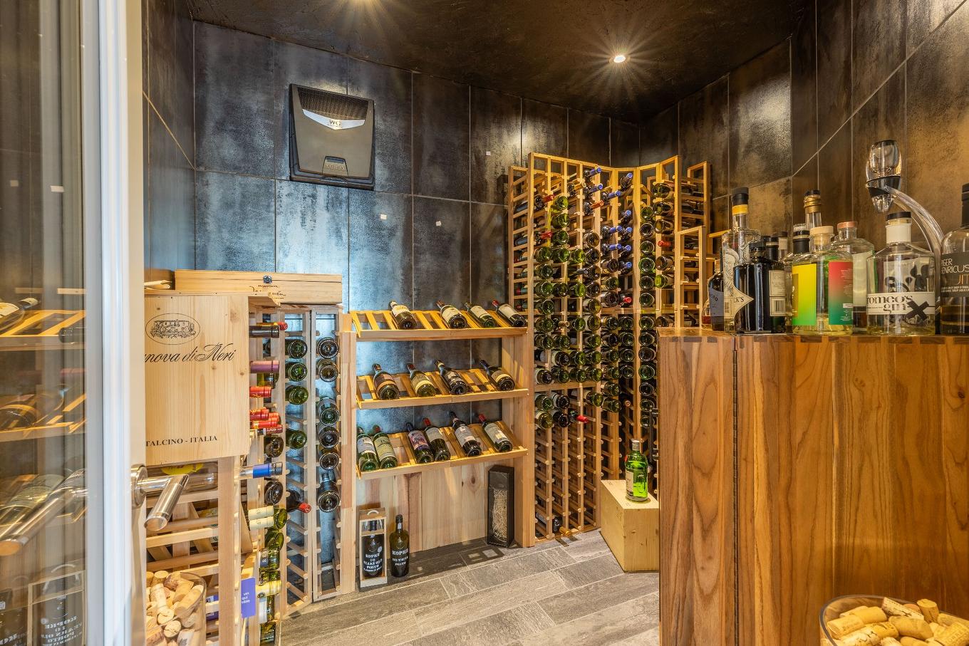 Cave à vin - 521 Rue Vic, Saint-Michel-Des-Saints, QC - Indoor