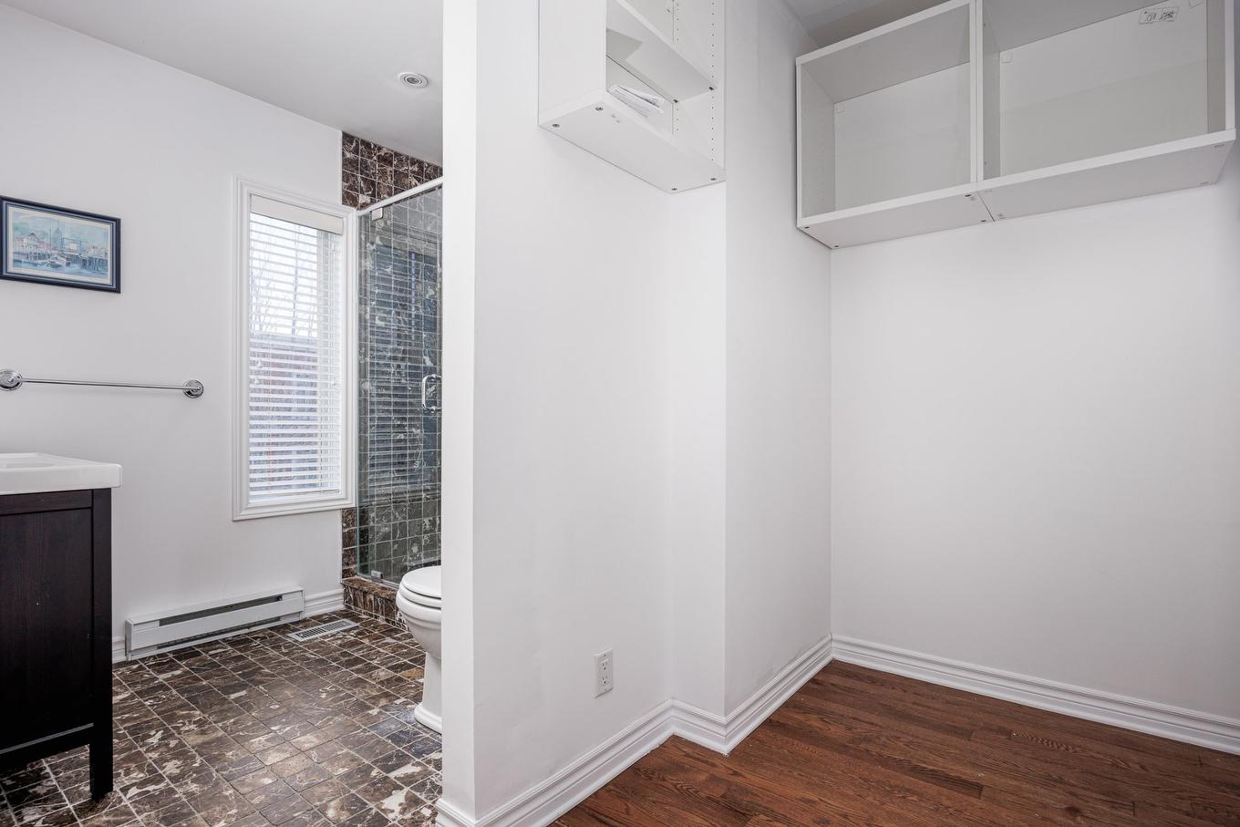 Walk-in closet - 4363 Boul. Décarie, Montréal (Côte-Des-Neiges/Notre-Dame-De-Grâce), QC - Indoor