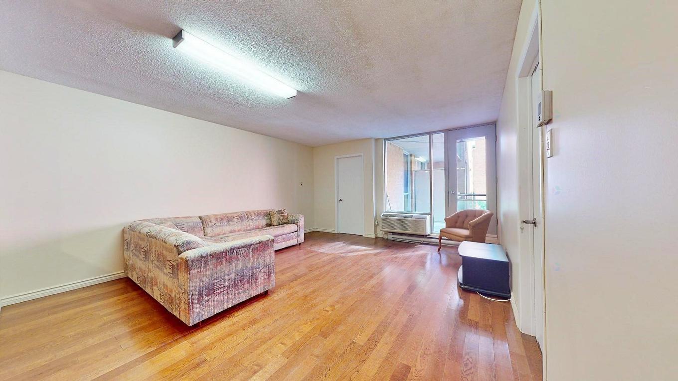 Salon - 551-98 Rue Charlotte, Montréal (Ville-Marie), QC - Indoor