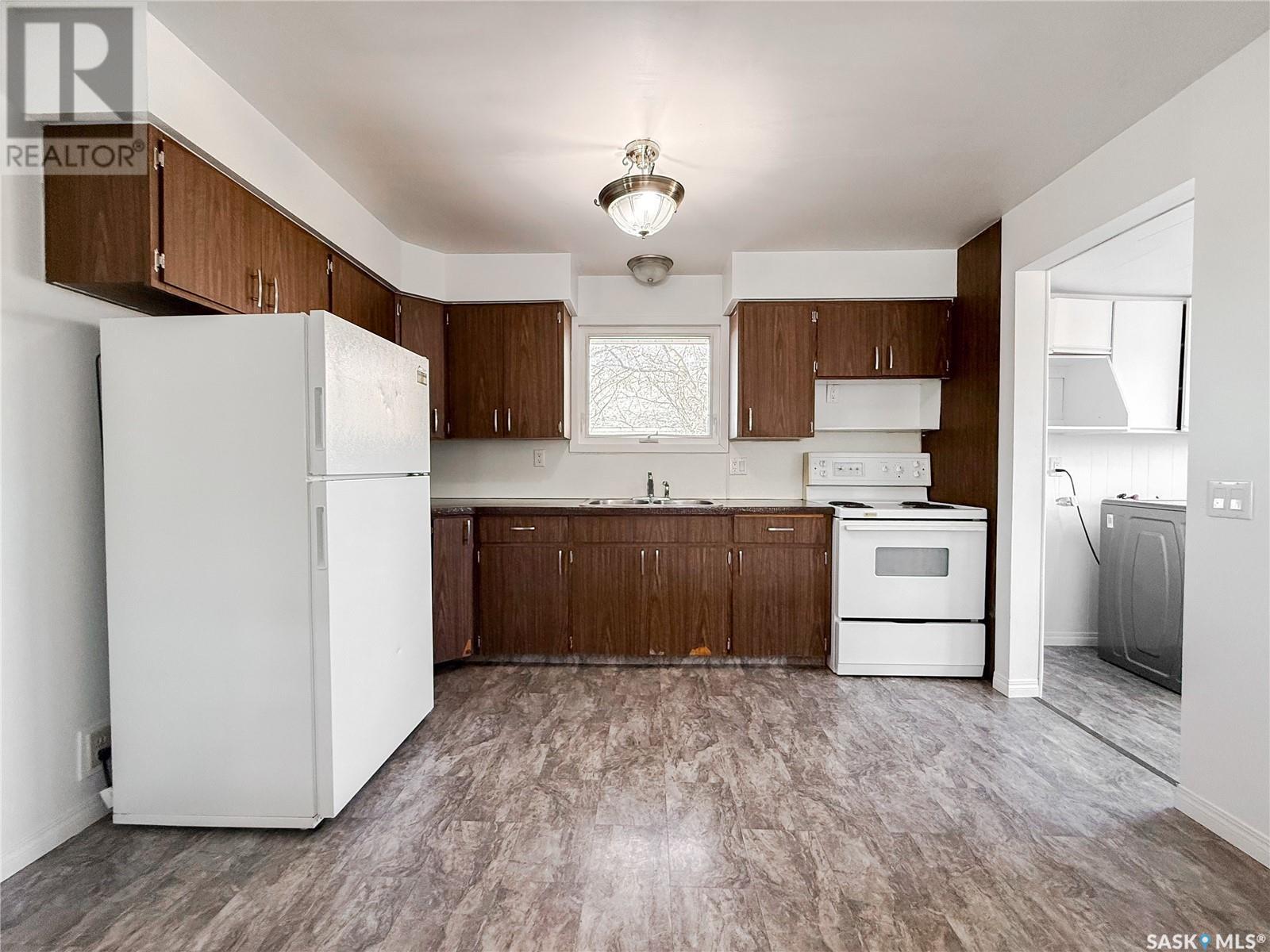 106 1St Street, Gull Lake, SK - Indoor Photo Showing Kitchen
