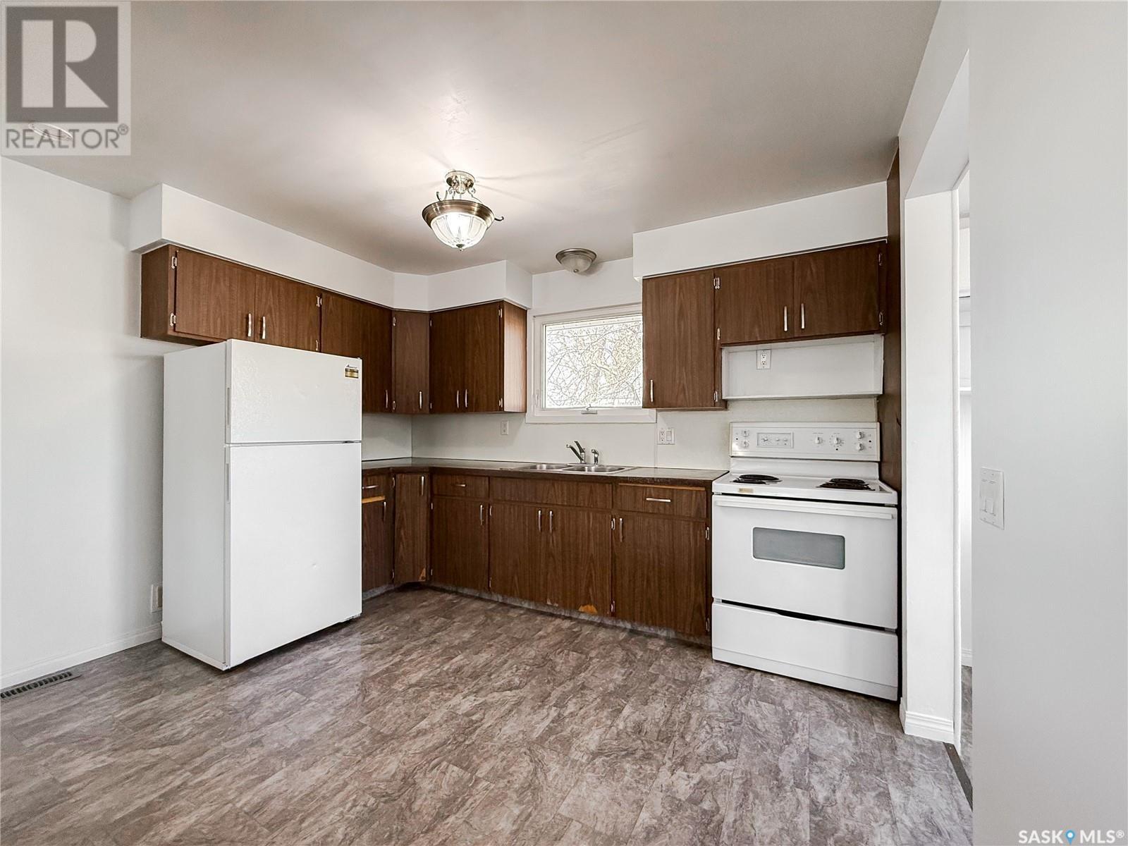 106 1St Street, Gull Lake, SK - Indoor Photo Showing Kitchen