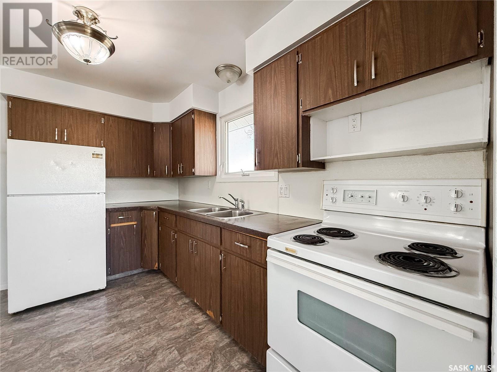 106 1St Street, Gull Lake, SK - Indoor Photo Showing Kitchen With Double Sink