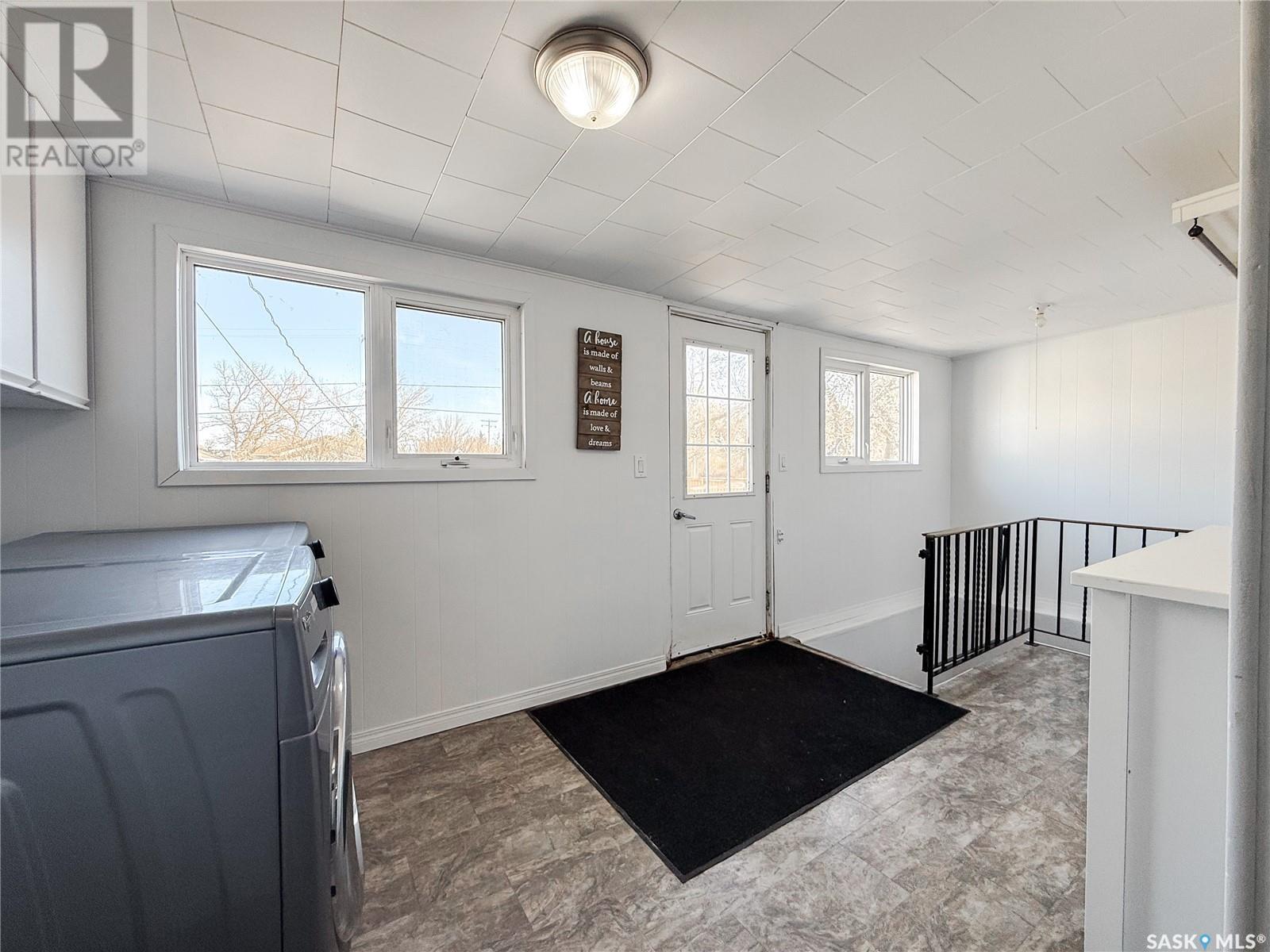 106 1St Street, Gull Lake, SK - Indoor Photo Showing Laundry Room