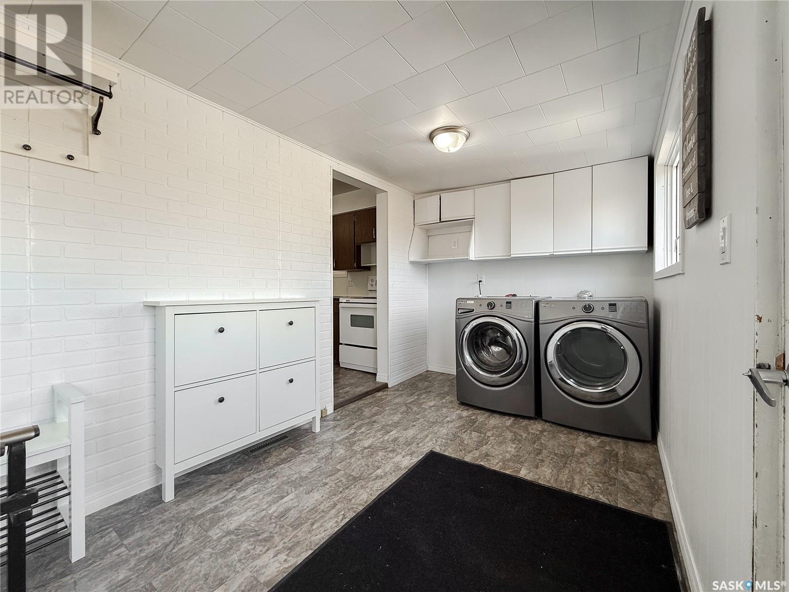 106 1St Street, Gull Lake, SK - Indoor Photo Showing Laundry Room