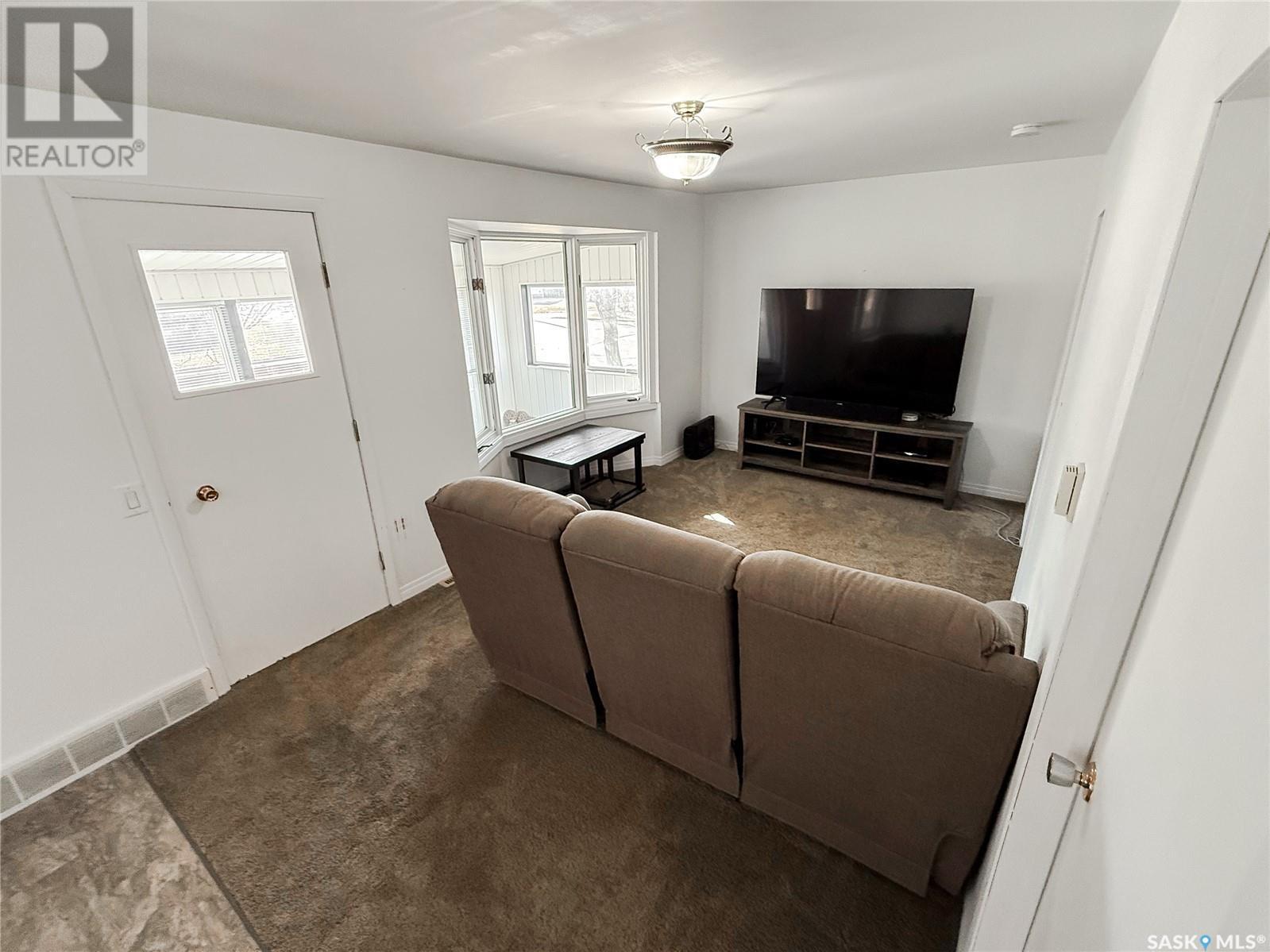106 1St Street, Gull Lake, SK - Indoor Photo Showing Living Room