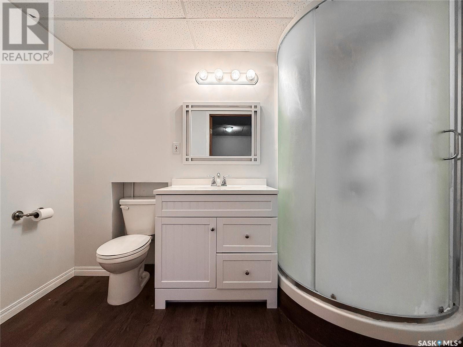106 1St Street, Gull Lake, SK - Indoor Photo Showing Bathroom