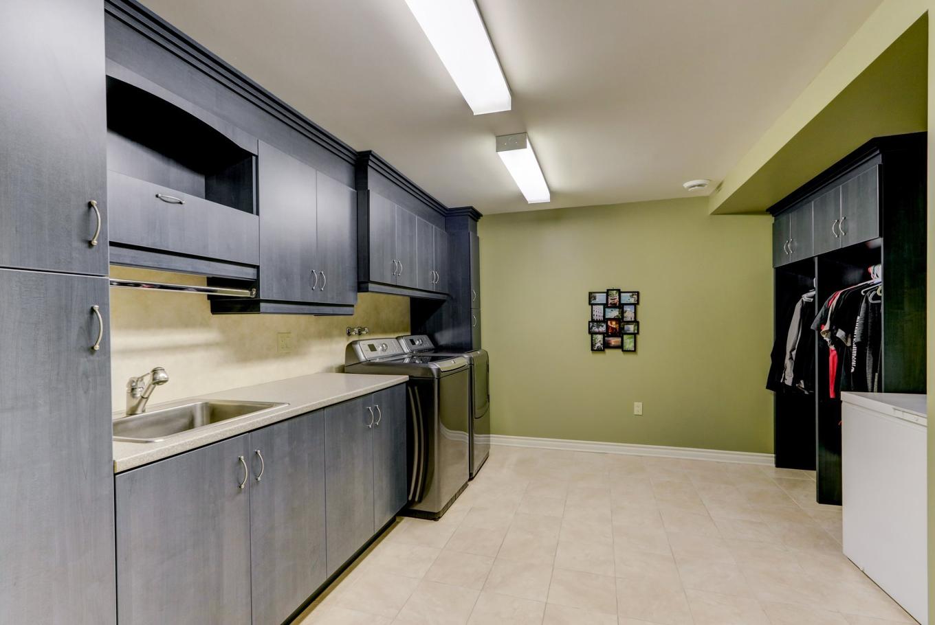 Salle de lavage - 645 Rue Watson, Lachute, QC - Indoor