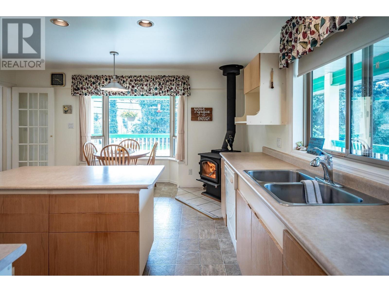 403 8Th S Street, Kaslo, BC - Indoor Photo Showing Kitchen With Double Sink